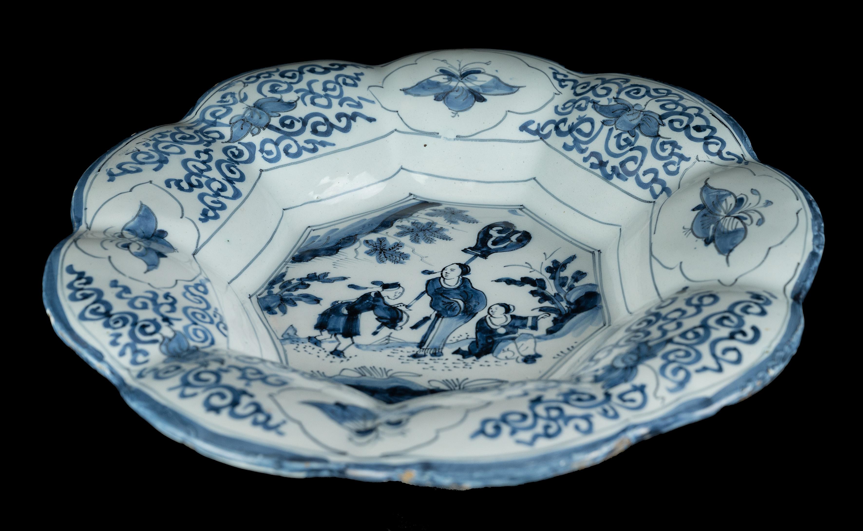 Vernissé Plat à lobes bleu et blanc de style chinoiserie de Delft, 1680-1700 en vente