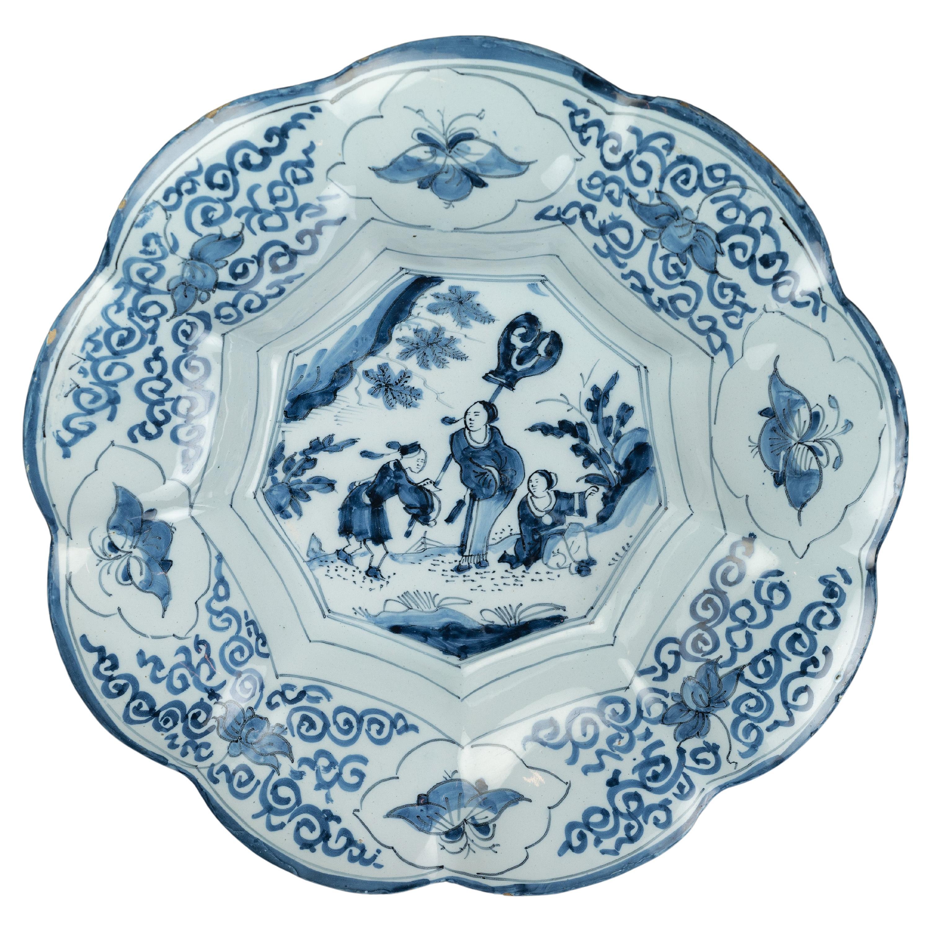 Plat à lobes bleu et blanc de style chinoiserie de Delft, 1680-1700