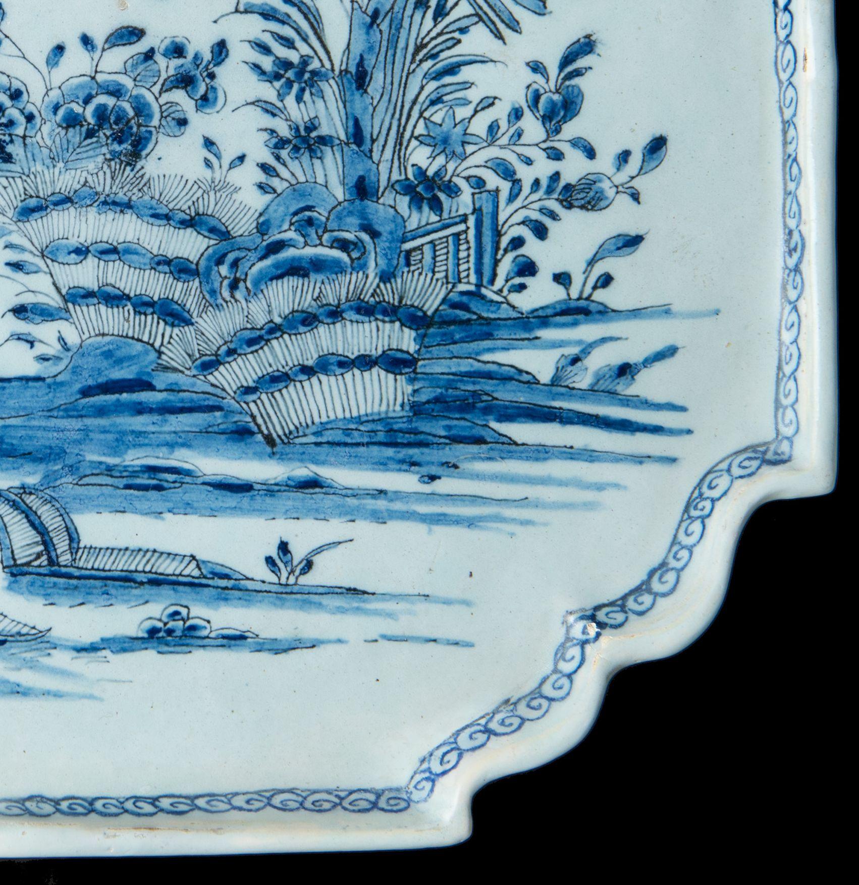 Delfter blauer und weier Keramik Chinoiserie-Plakette 1740-1760 Delftware (Handbemalt) im Angebot