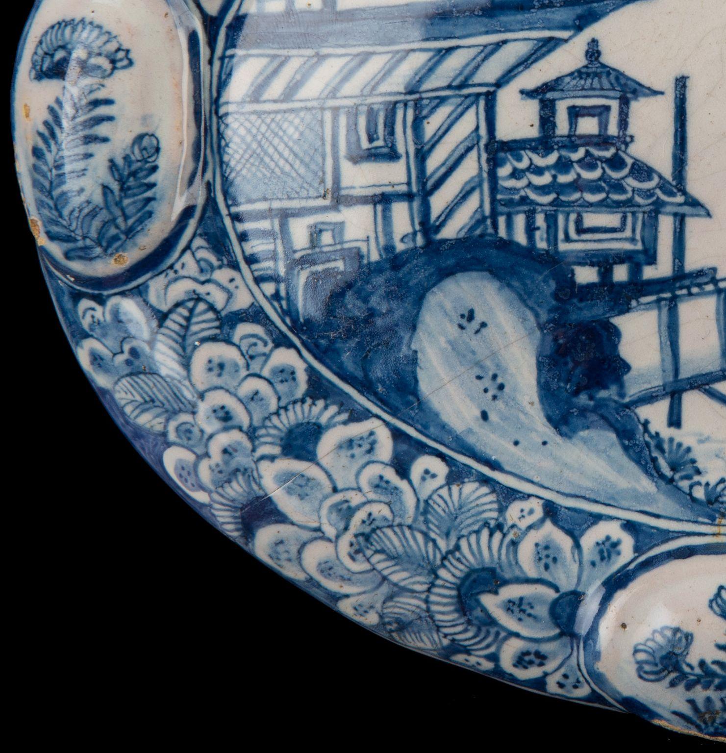 Niederländische Delft Blau und Weiß Keramik Chinoiserie Plaque. 1740-1760 im Angebot 1