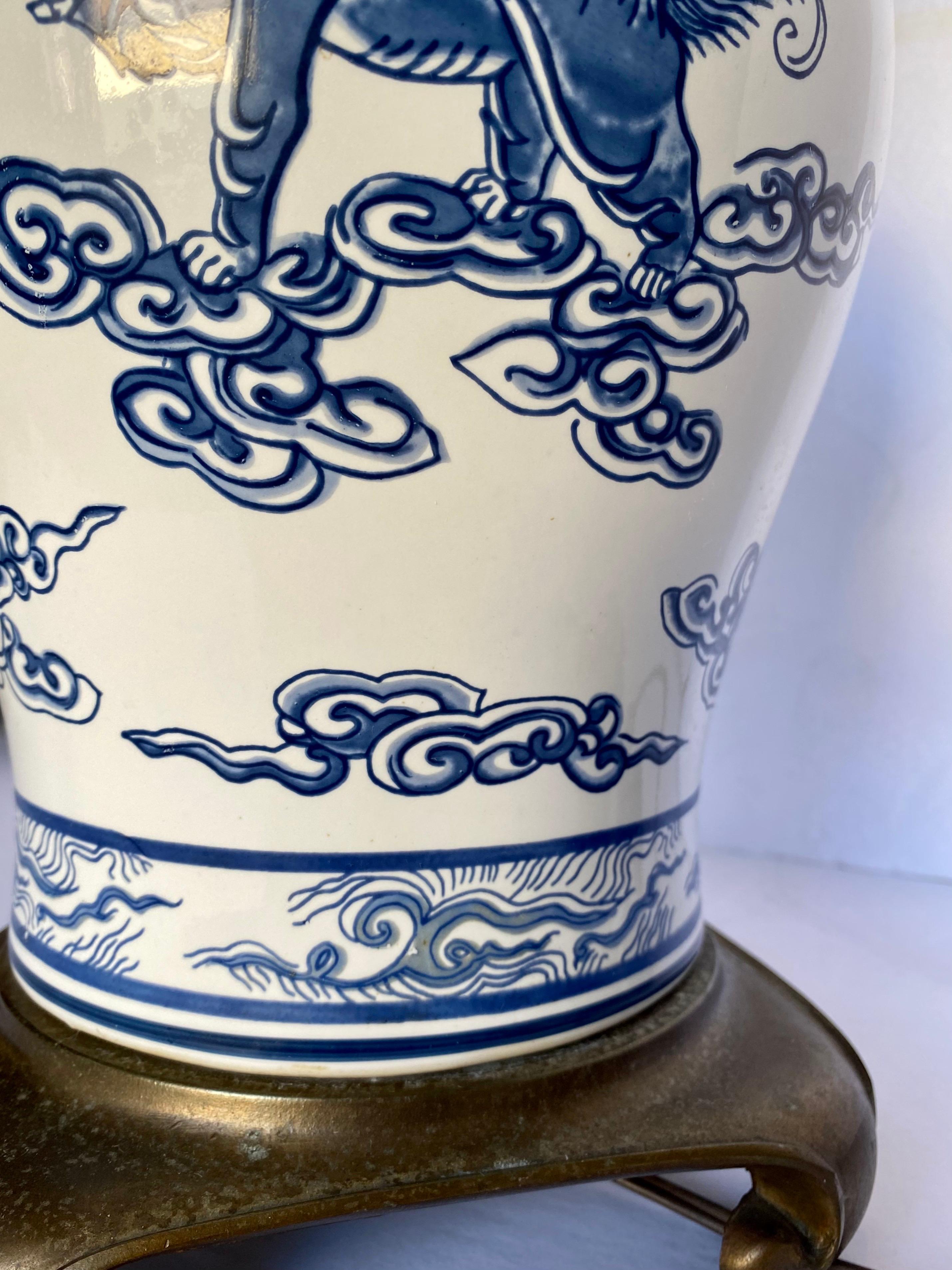 Lampe de table en porcelaine Chinoiserie avec chien Lucky Foo bleu et blanc et corail en vente 4