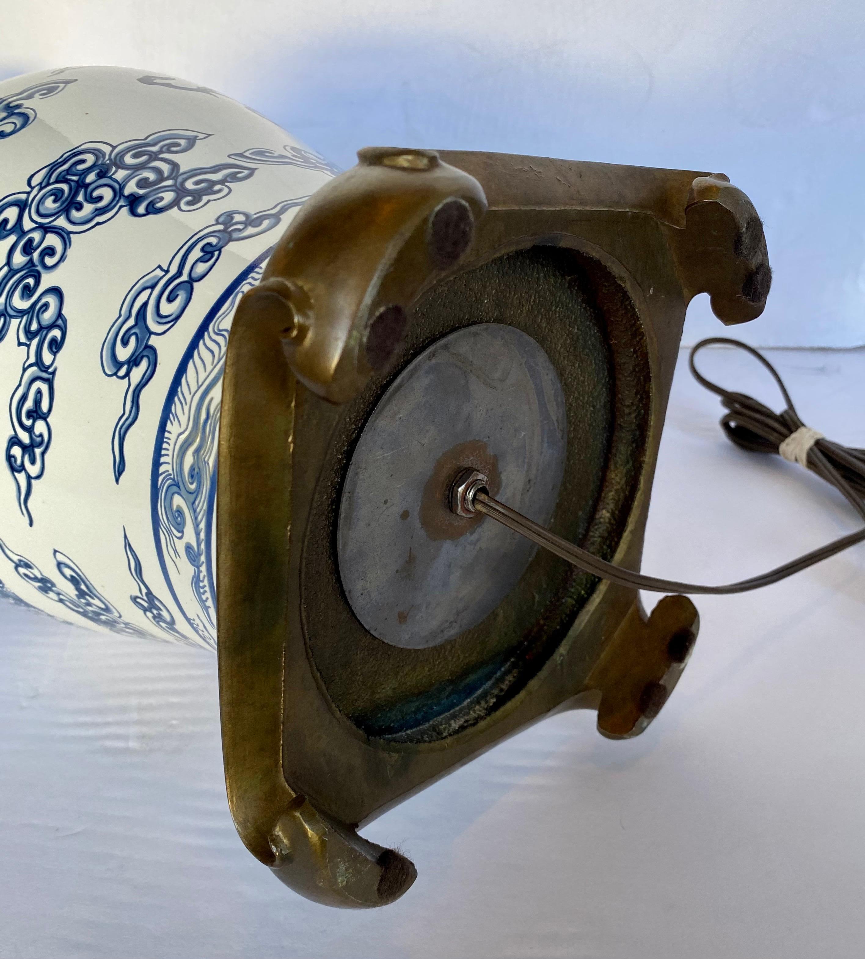 Lampe de table en porcelaine Chinoiserie avec chien Lucky Foo bleu et blanc et corail en vente 7
