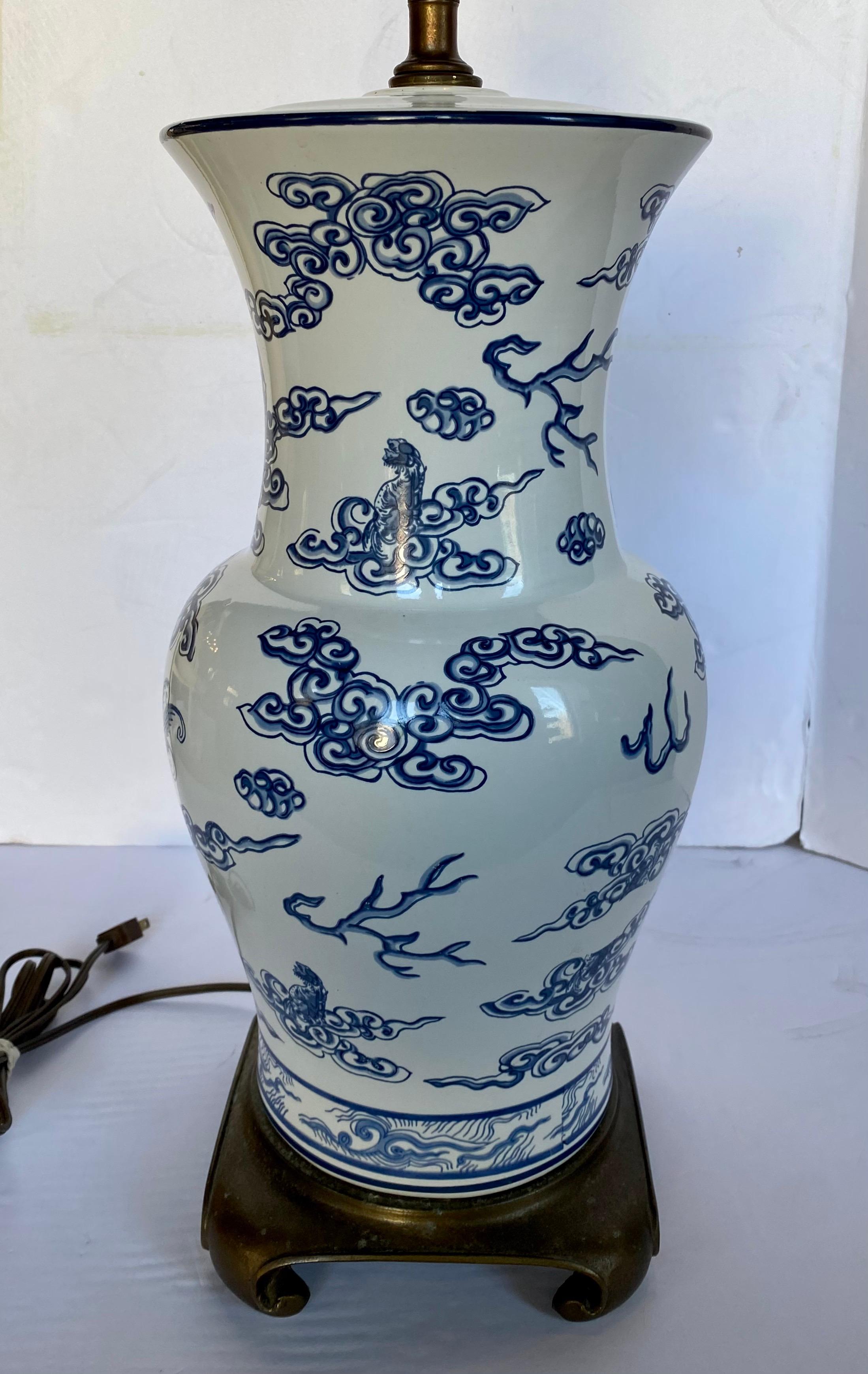 Laiton Lampe de table en porcelaine Chinoiserie avec chien Lucky Foo bleu et blanc et corail en vente