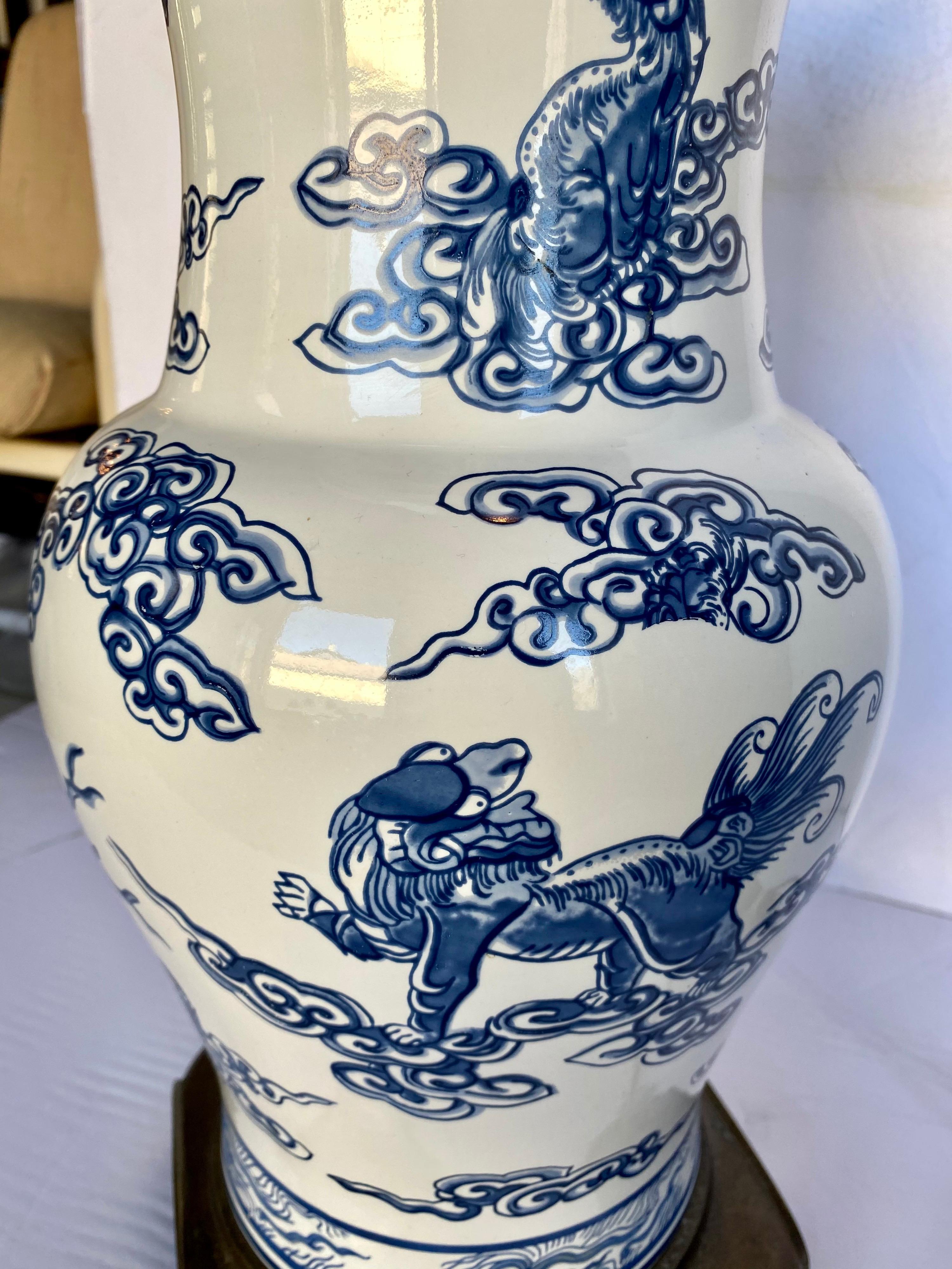Lampe de table en porcelaine Chinoiserie avec chien Lucky Foo bleu et blanc et corail en vente 2