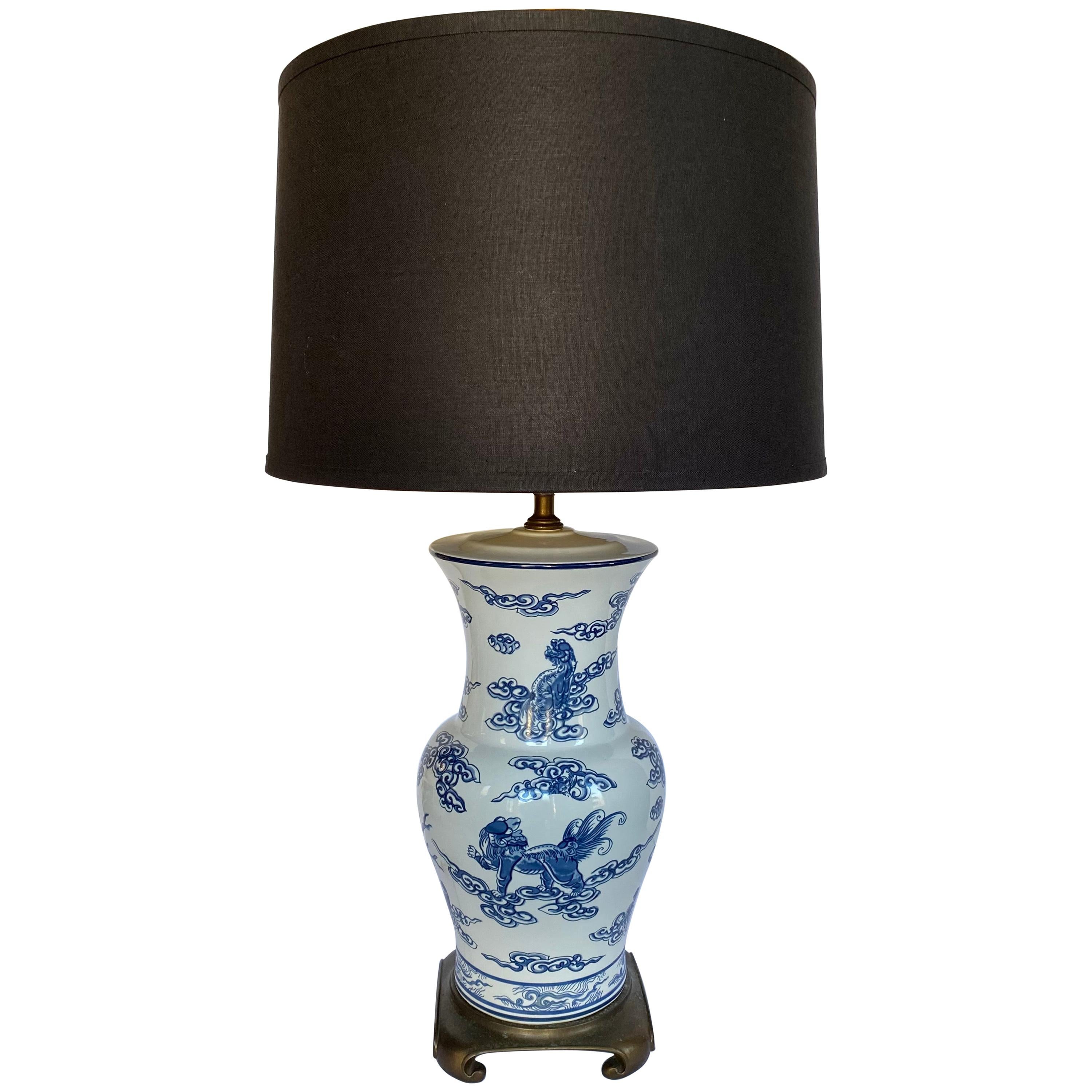 Lampe de table en porcelaine Chinoiserie avec chien Lucky Foo bleu et blanc et corail