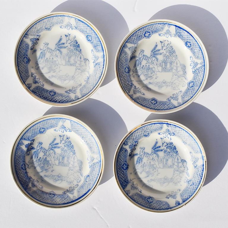 Japonais Ensemble de 5 soucoupes en porcelaine de style chinoiseries bleues et blanches, Japon en vente