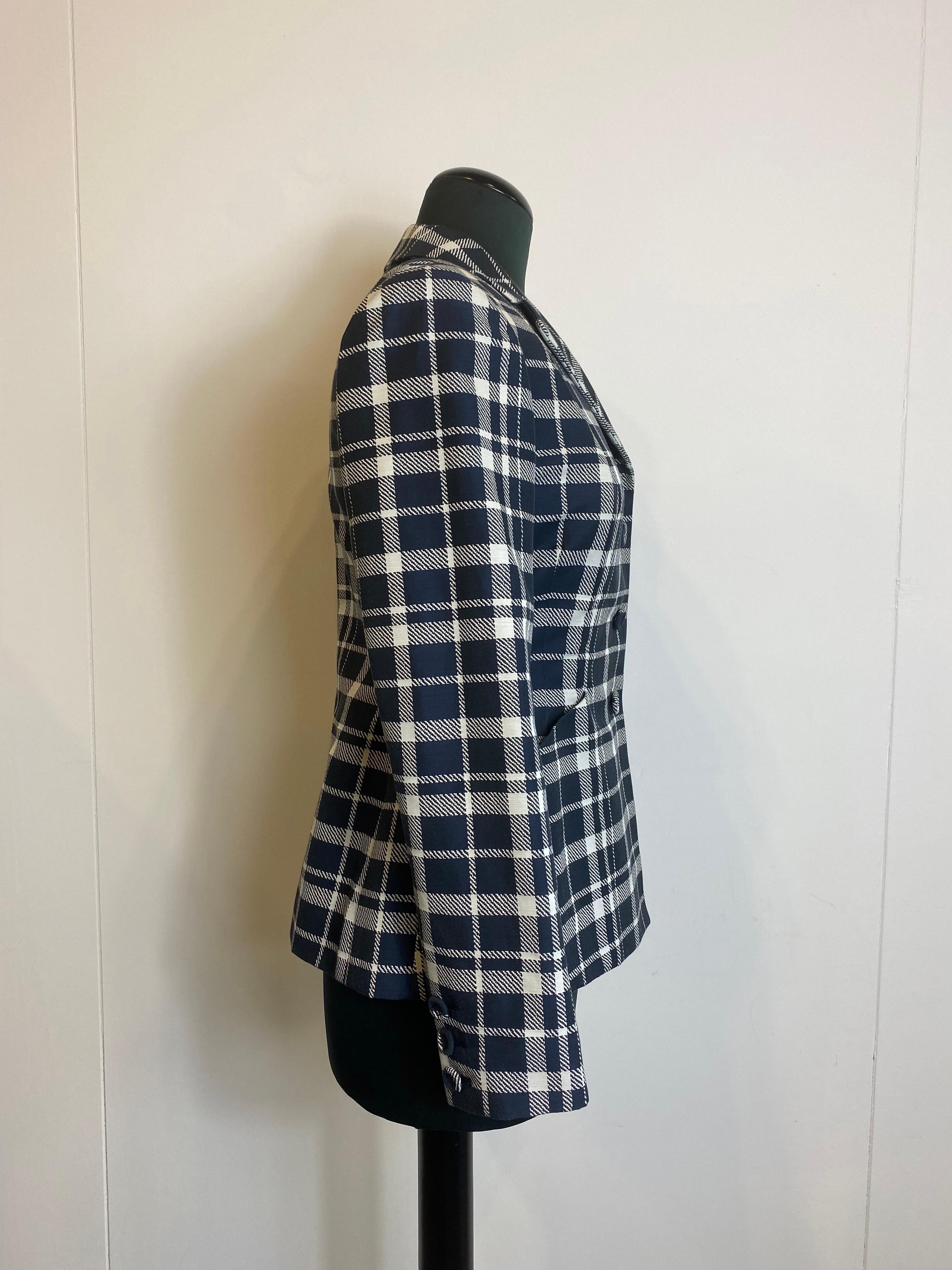 Giacca Bar Christian Dior blu e bianca, non strutturata. Poliestere e cotone.
Nuovo, senza etichetta. 
Ispirata all'iconica giacca creata da Christian Dior nel 1947.
Taglia 42 italiana
Spalle 38 cm
Vita 38 cm
Lunghezza della giacca 64 cm 
Lunghezza