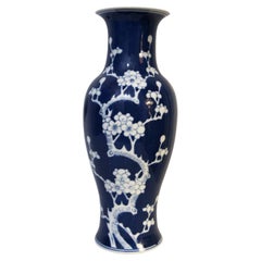 Blaue und weiße kobaltfarbene Prunus-Vase in Balusterform, Vintage