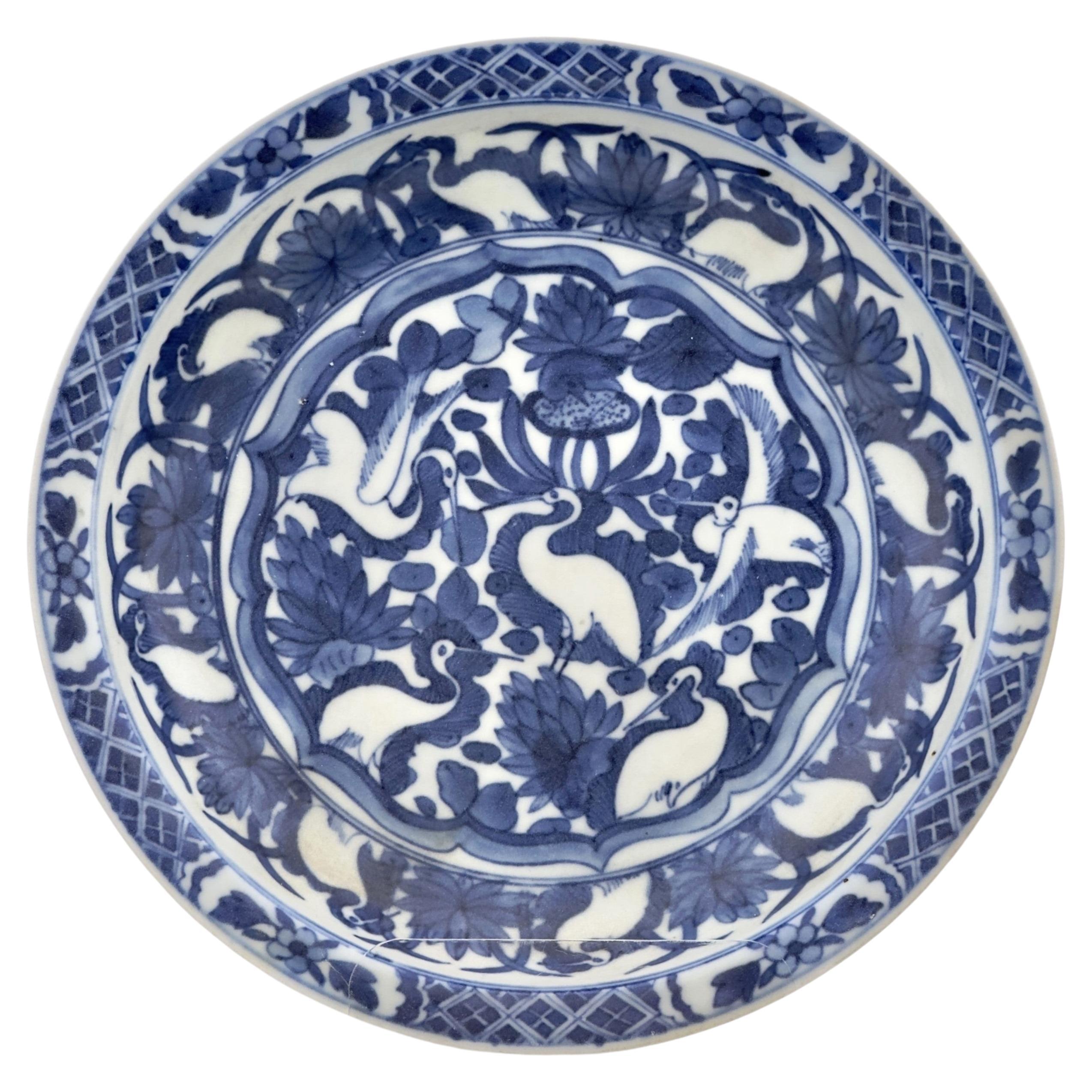 Piatto blu e bianco 'Gru in stagno', Dinastia Qing, Epoca Kangxi, CIRCA 1690