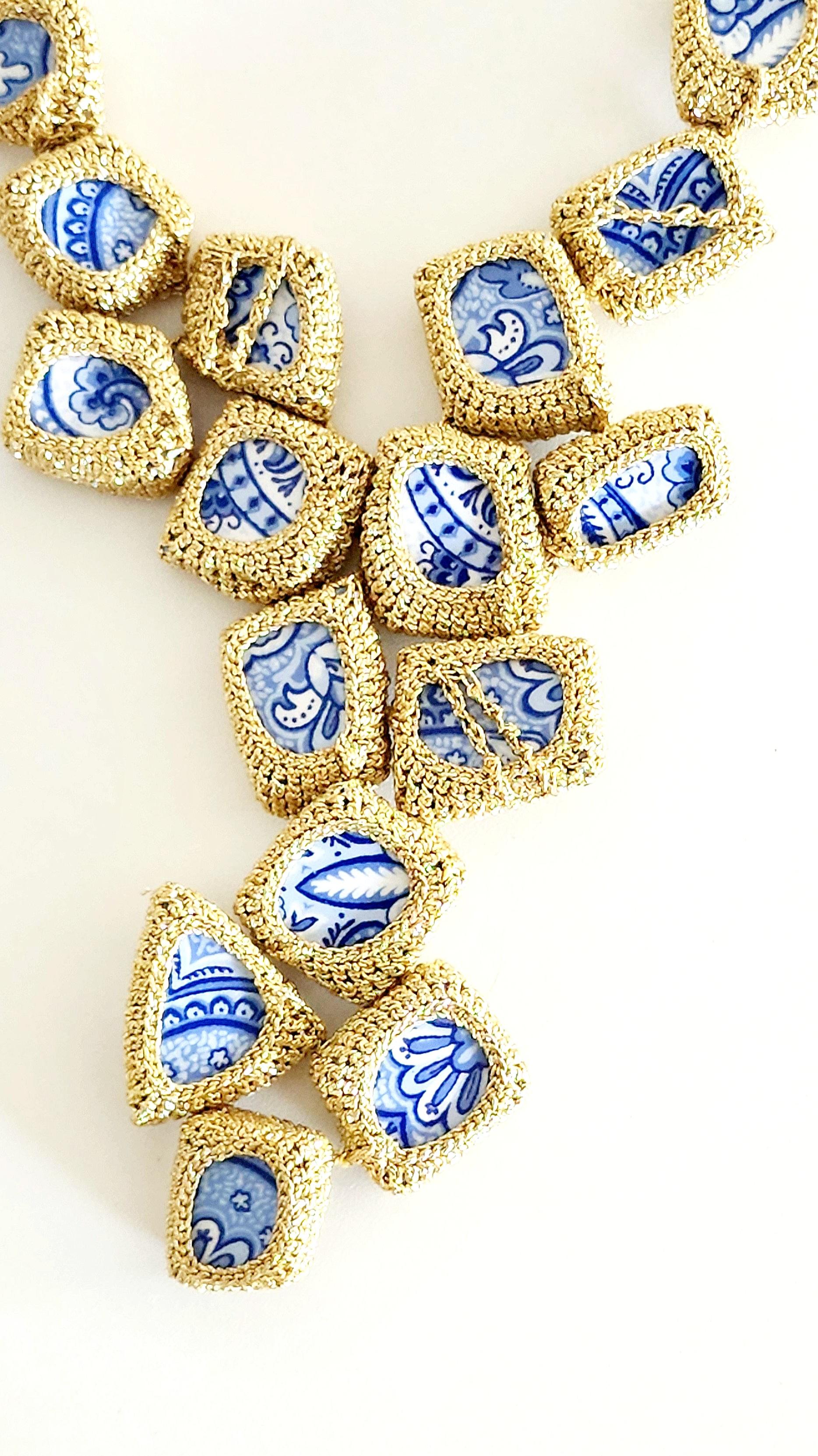 Einzigartige blau-weiße, gehäkelte Keramik-Halskette. Diese Halskette ist Teil meiner Kintsugi-Sammlung. Ich musste die scharfen Kanten jeder Fliese glätten und dann häkelte ich sie mit einem goldenen, glatten Faden. Kintsugi kommt aus dem