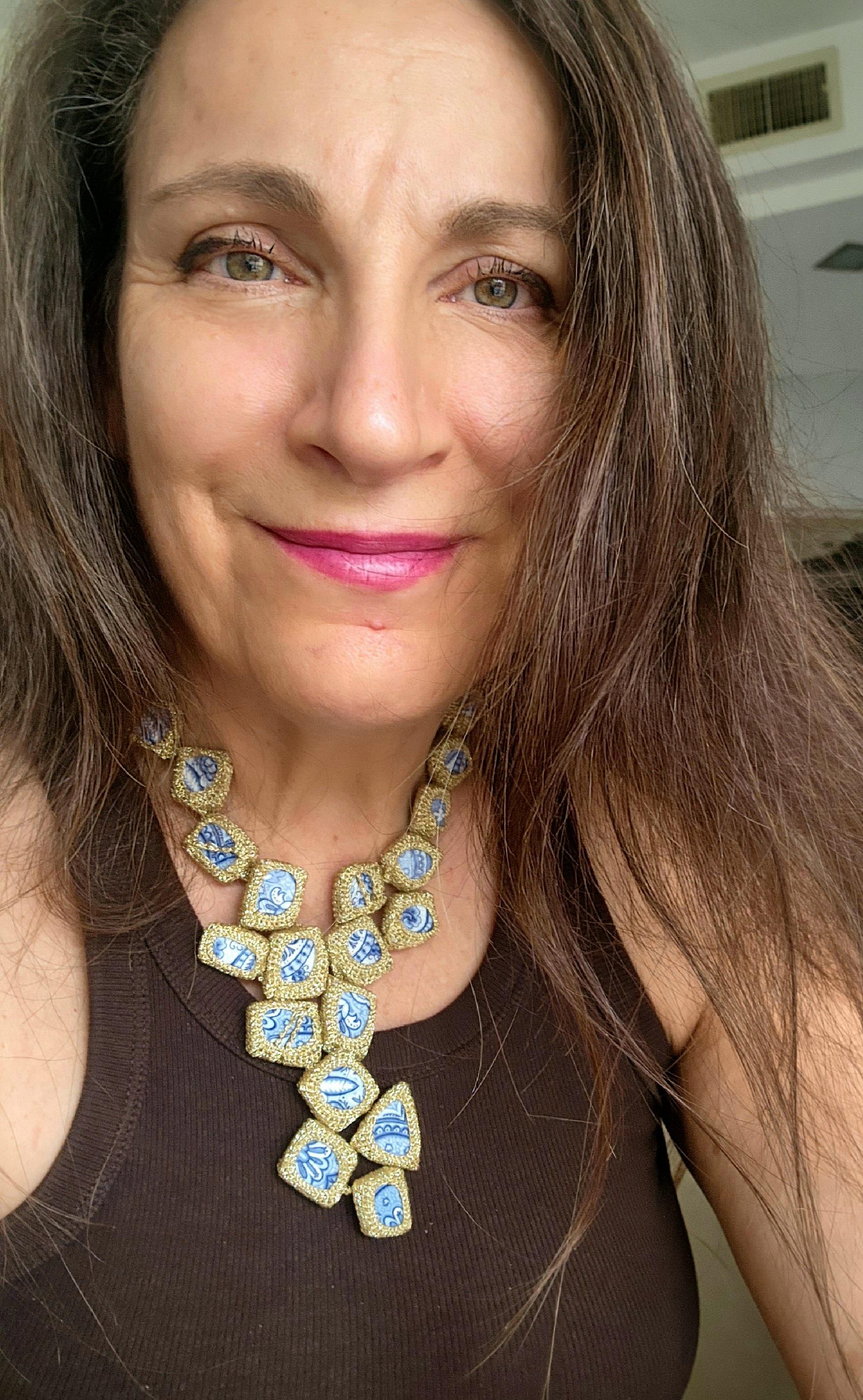 Halskette aus blauer und weißer Keramik mit handgehäkeltem goldenem Faden für Damen oder Herren im Angebot
