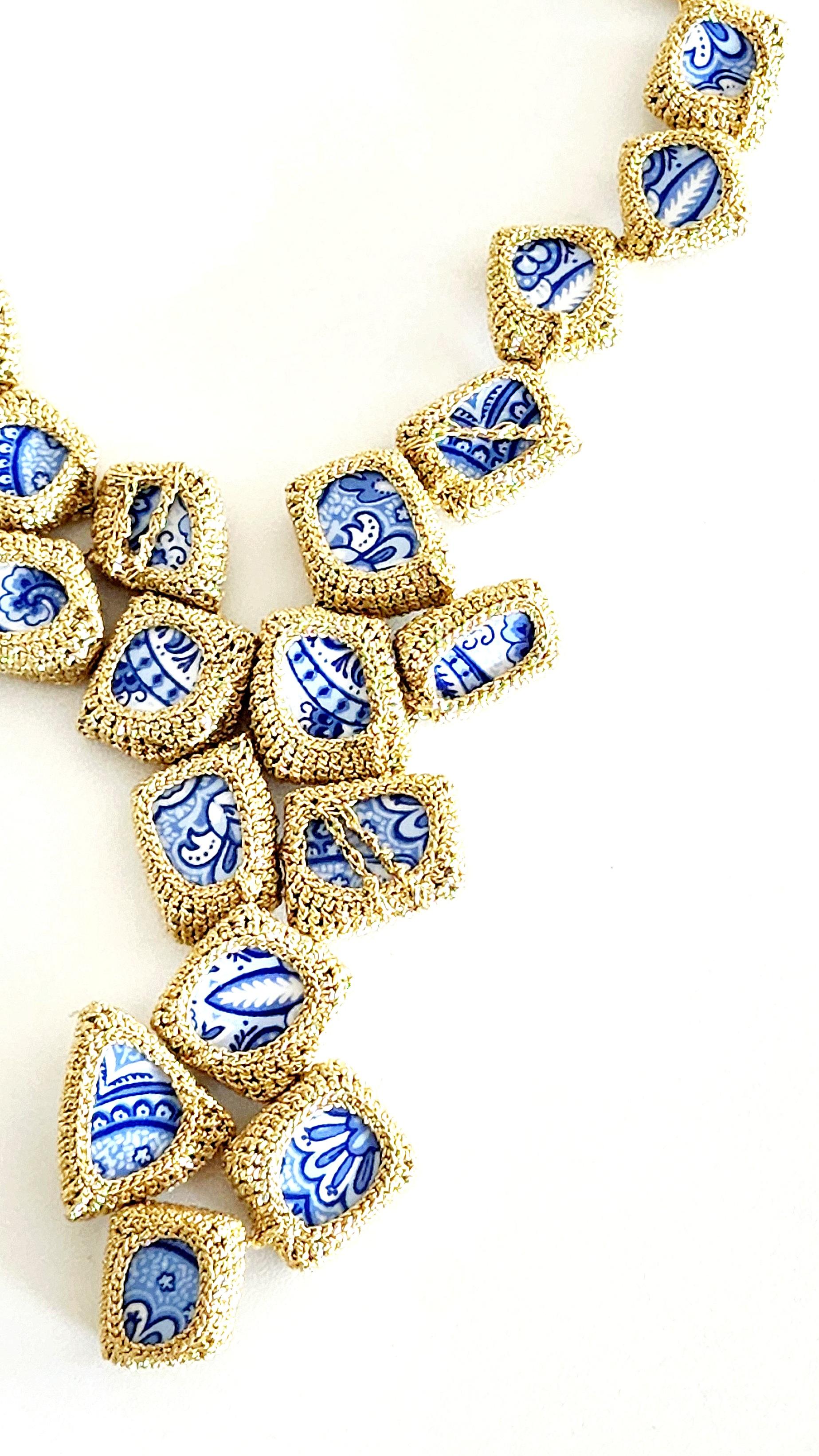 Halskette aus blauer und weißer Keramik mit handgehäkeltem goldenem Faden im Angebot 1