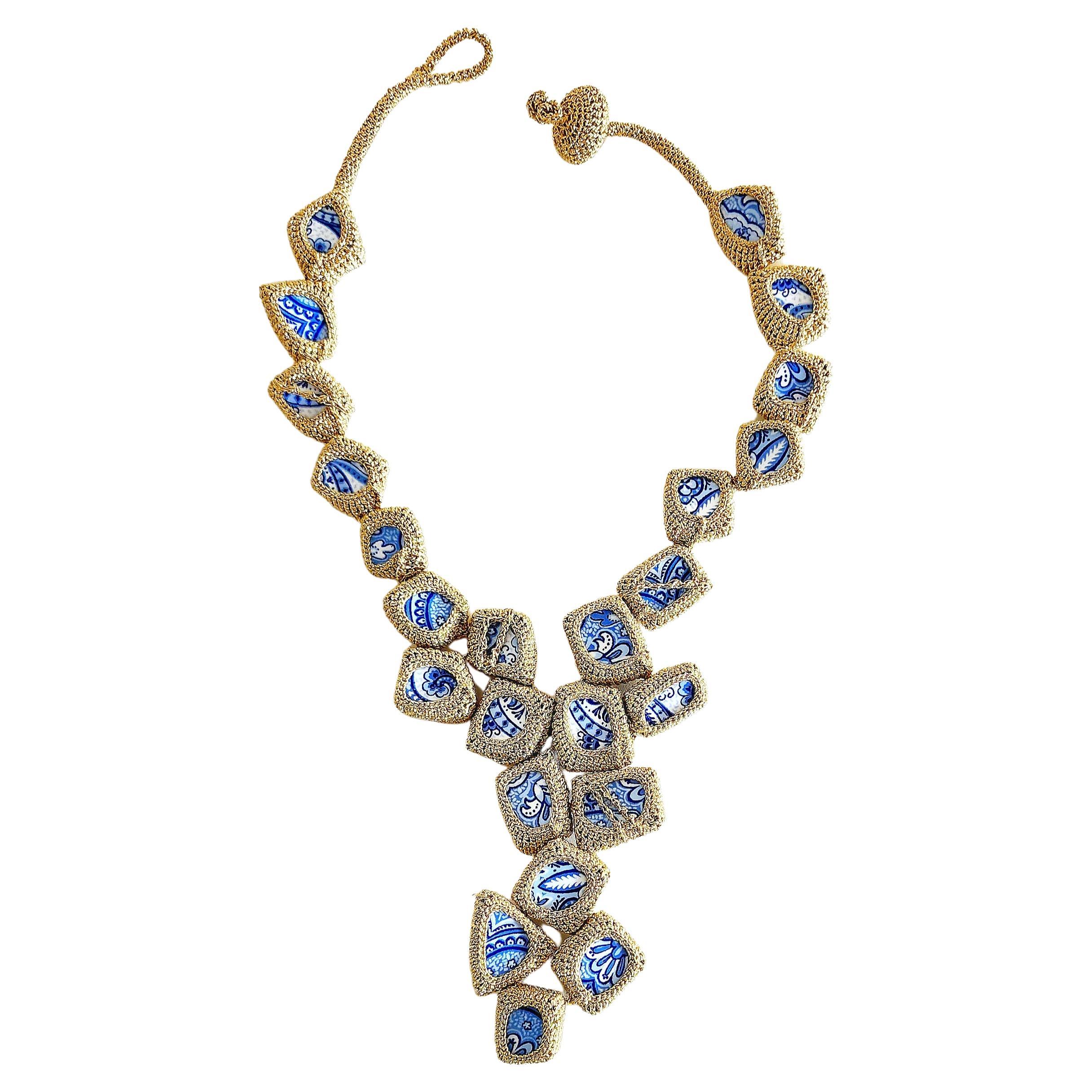 Halskette aus blauer und weißer Keramik mit handgehäkeltem goldenem Faden im Angebot