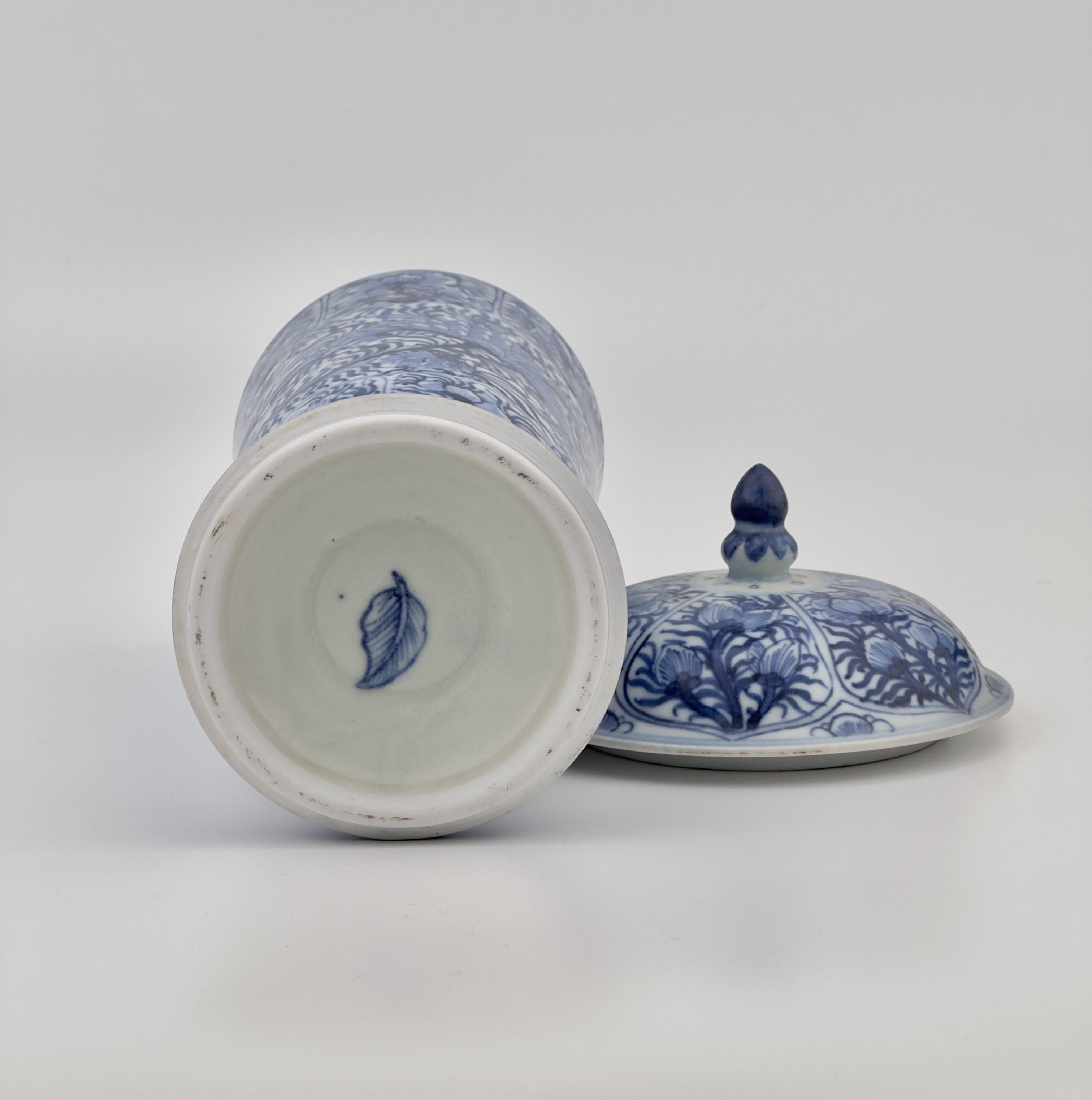 Blue and White Deep Beaker, Qing Dynasty, Kangxi era, circa 1690 In Good Condition For Sale In seoul, KR