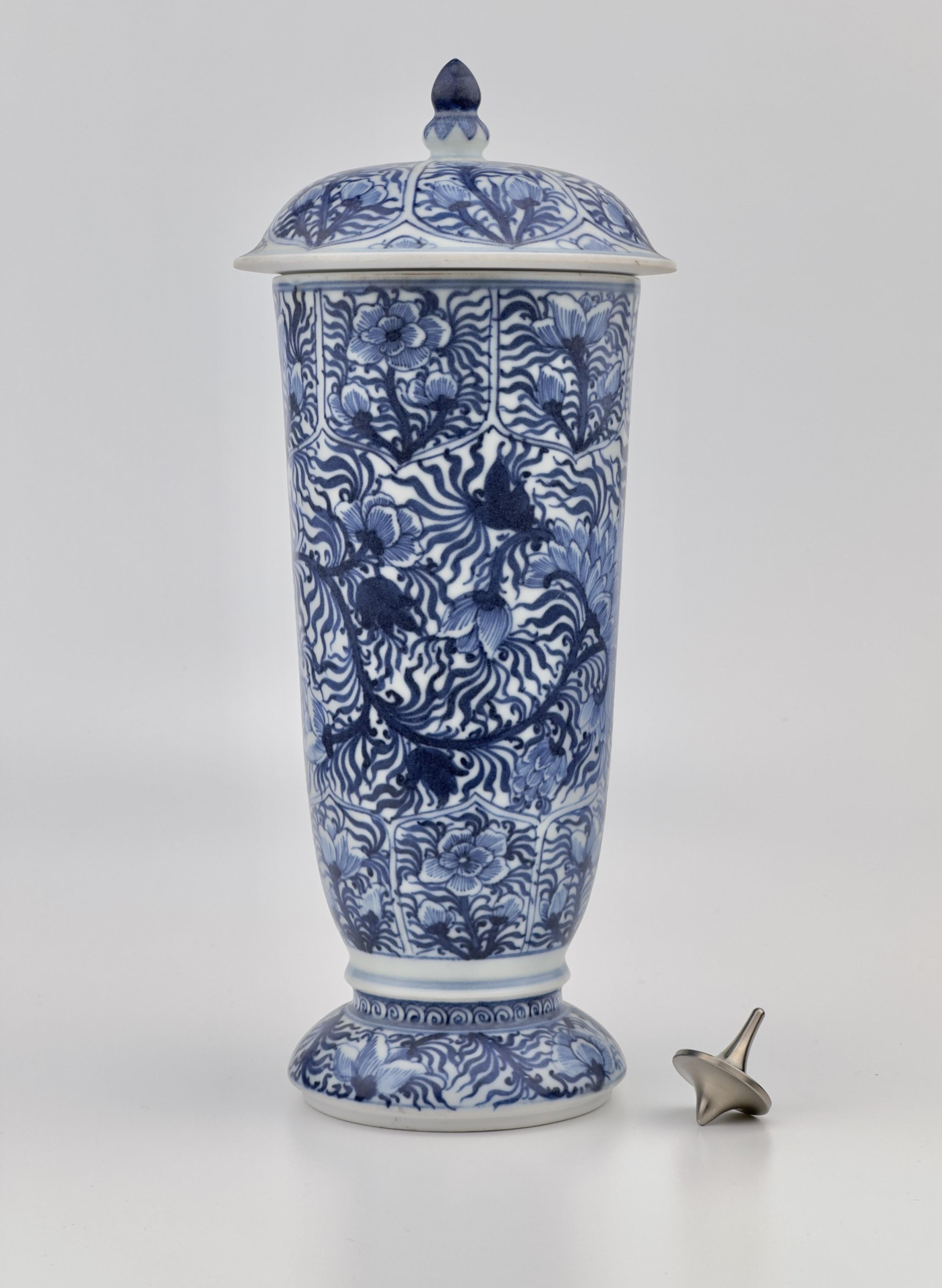 Glazed Blue and White Deep Beaker, Qing Dynasty, Kangxi era, circa 1690 For Sale