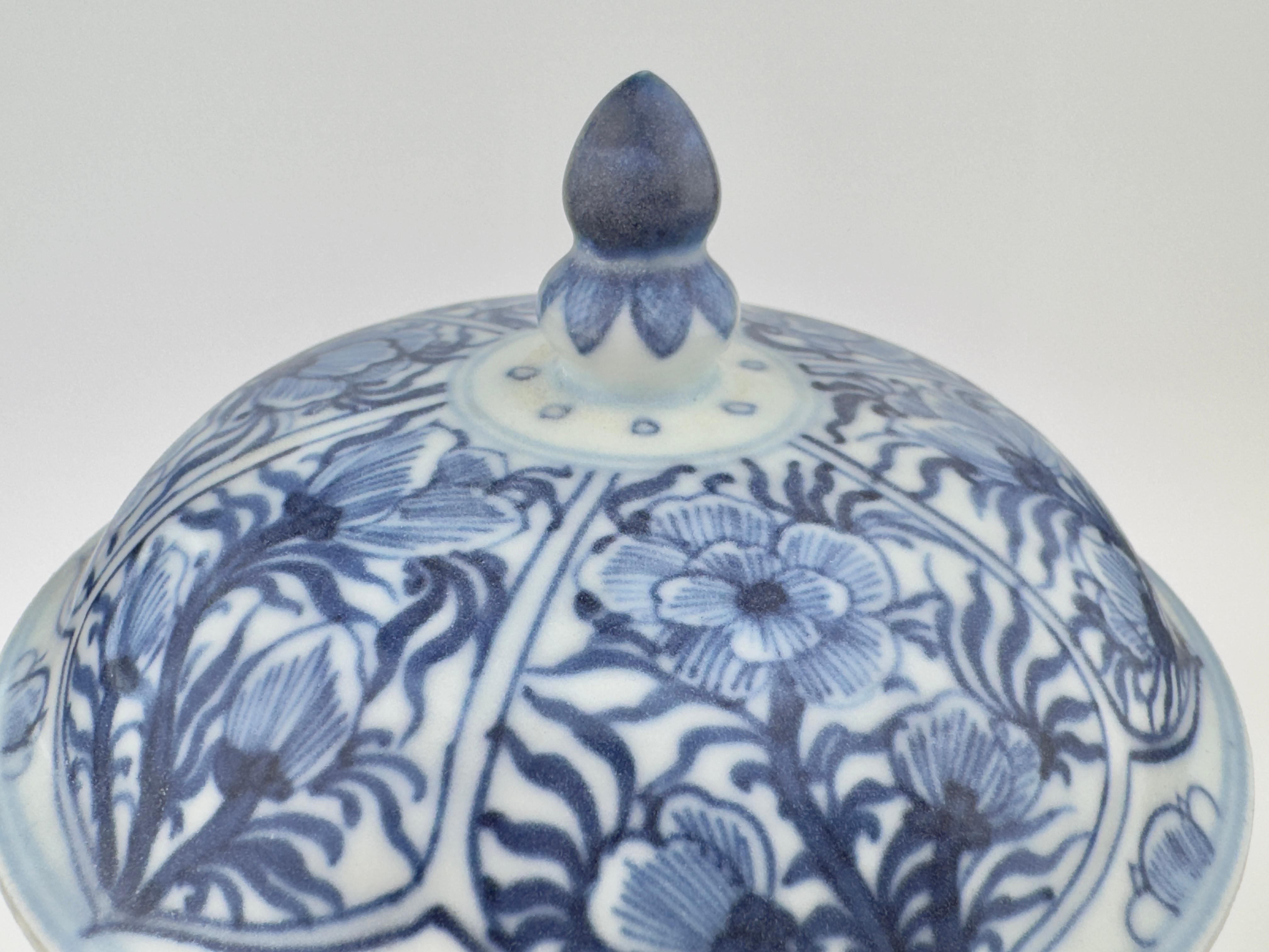 Late 17th Century Blue and White Deep Beaker, Qing Dynasty, Kangxi era, circa 1690 For Sale