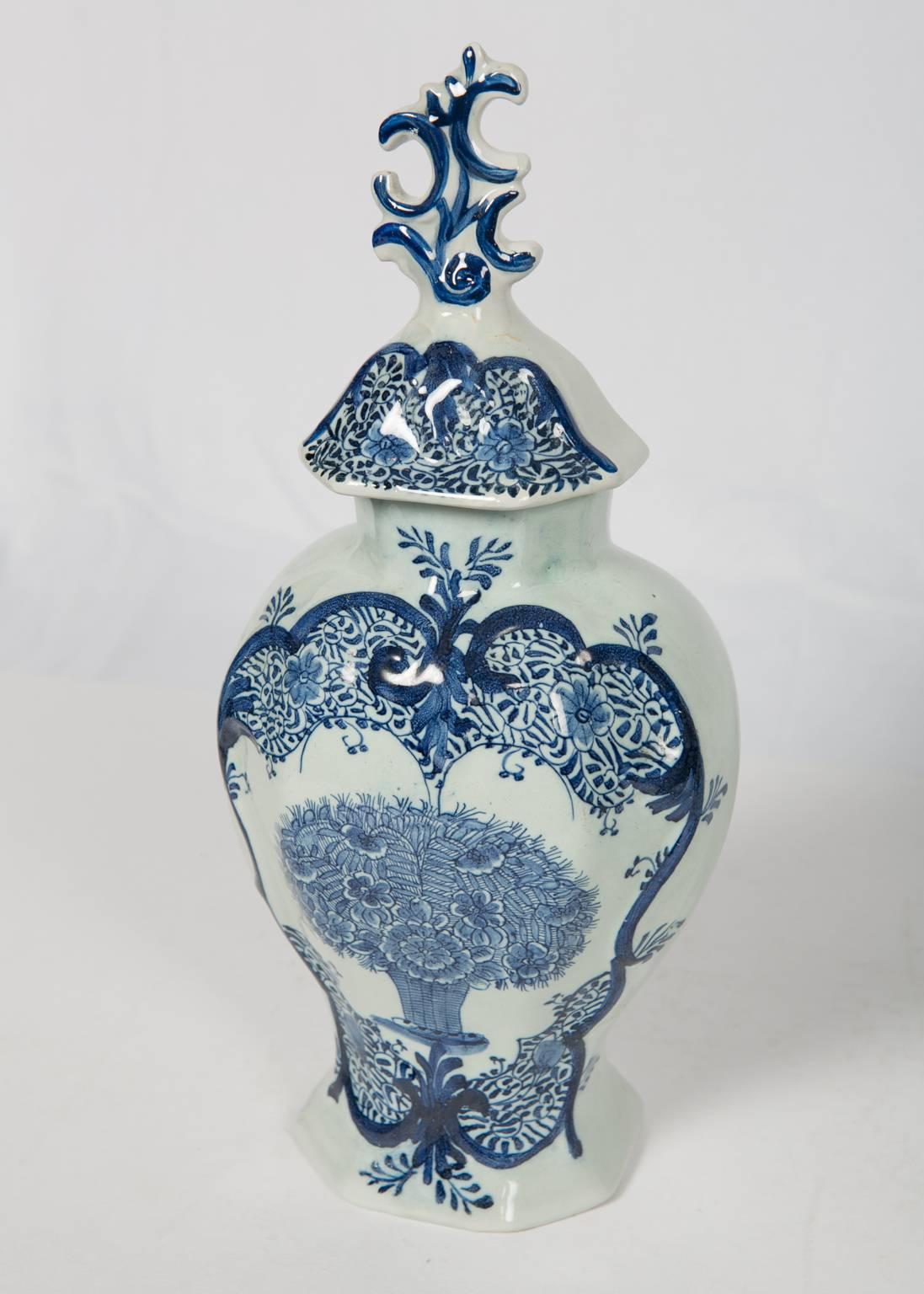 Blue and White Delft 3-Piece Mantle Garniture Similar Philadelphia Museum of Art In Good Condition In Katonah, NY