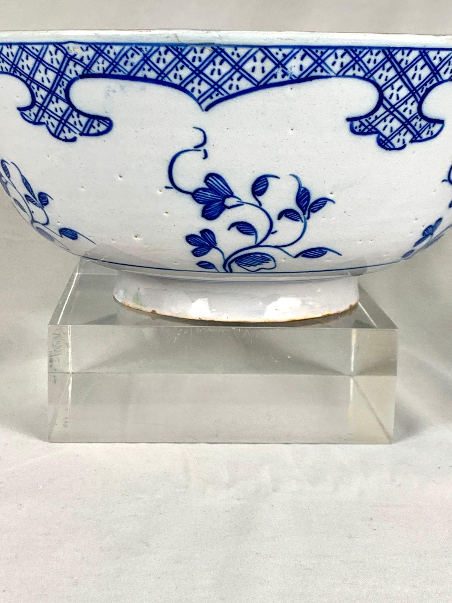 This blue and white Delft bowl from the 18th century, is decorated in a beautiful and elegant manner.
Raised on a traditional short foot, the exterior of the bowl features six hand-painted tulips, each swaying in the wind beneath an eye-catching