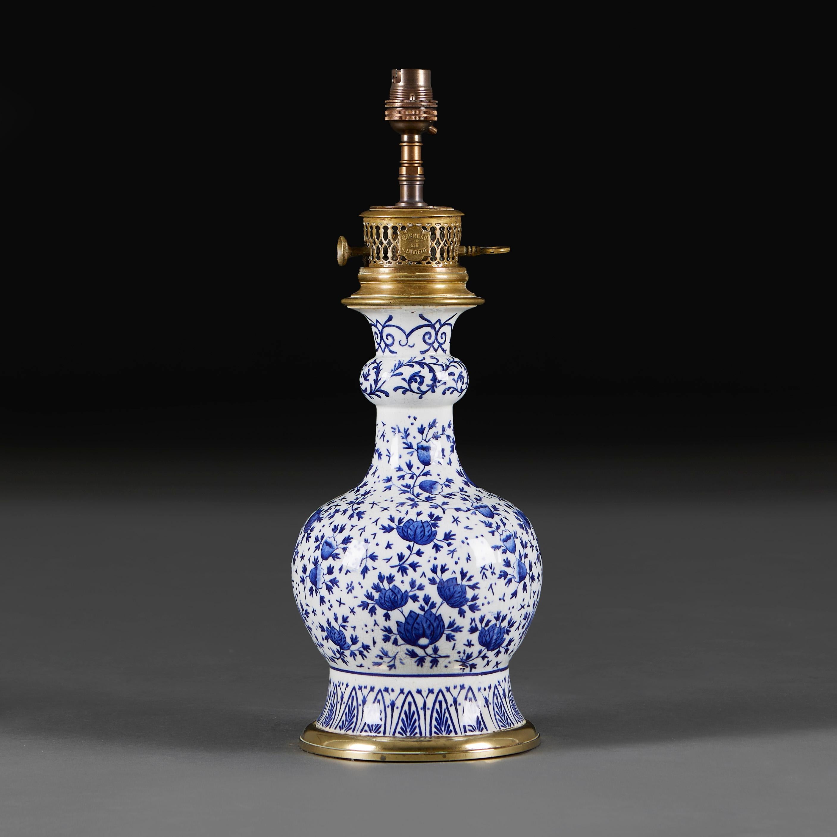 Pays Bas, vers 1890

Vase Delft bleu et blanc de la fin du XIXe siècle, décoré de fleurs et de feuilles tropicales, monté comme une lampe avec des montures en laiton. 

Hauteur du vase     33.00cm
Hauteur avec abat-jour   56.00cm
Diamètre de la base