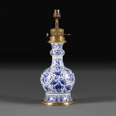 Tischlampe aus blauer und weißer Delft-Keramik mit Messinghalterungen