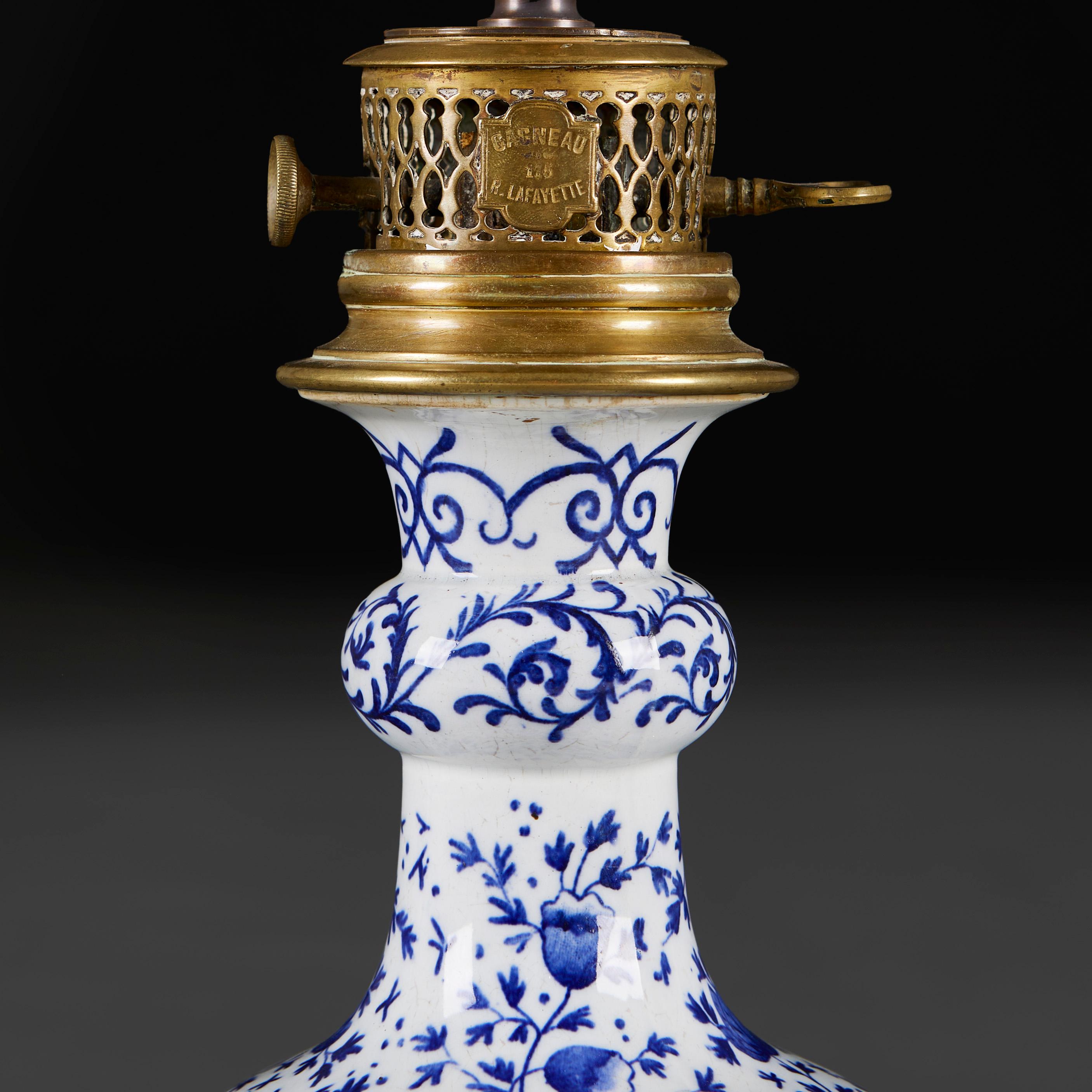 Néerlandais Lampe de table en céramique de Delft bleue et blanche avec montures en laiton en vente