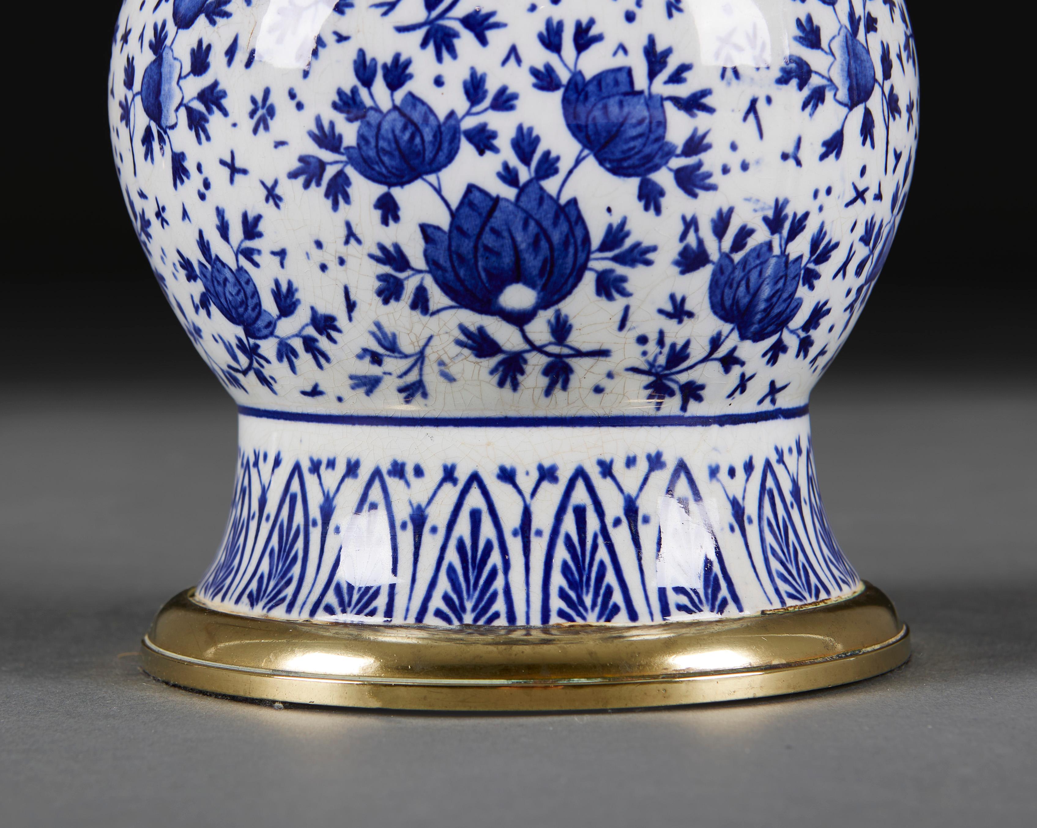 Lampe de table en céramique de Delft bleue et blanche avec montures en laiton Bon état - En vente à London, GB