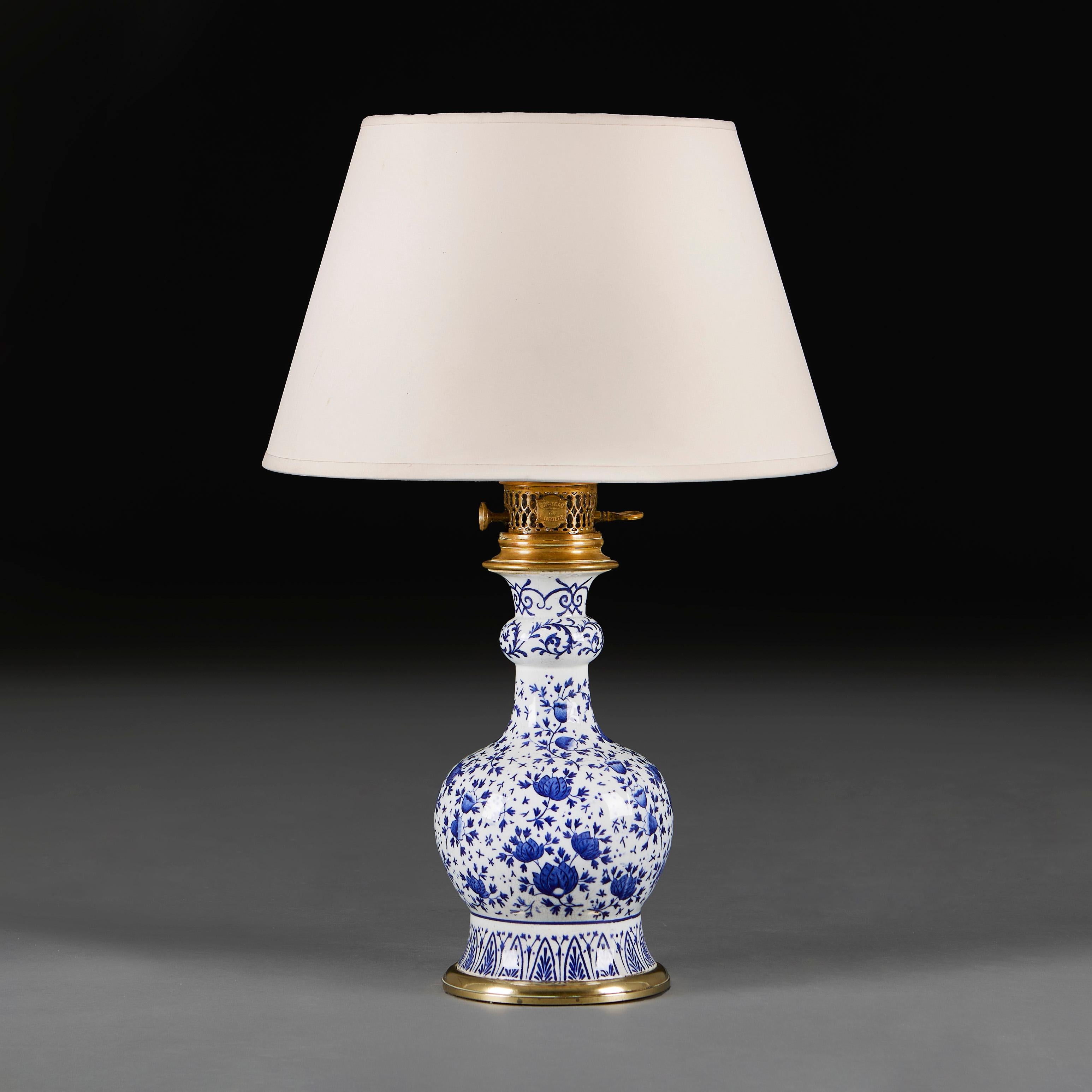 XIXe siècle Lampe de table en céramique de Delft bleue et blanche avec montures en laiton en vente