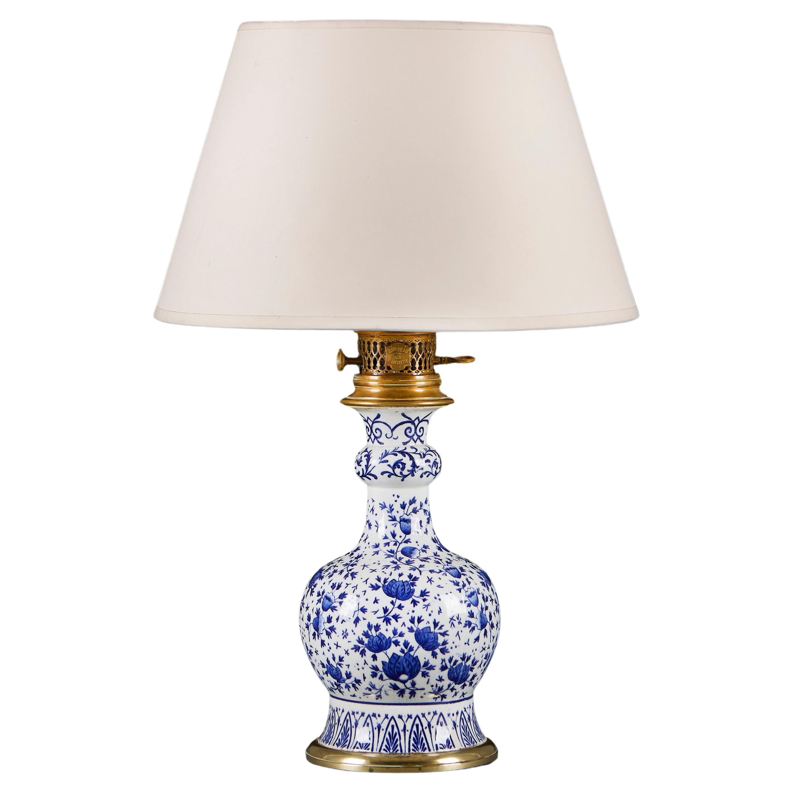 Lampe de table en céramique de Delft bleue et blanche avec montures en laiton en vente