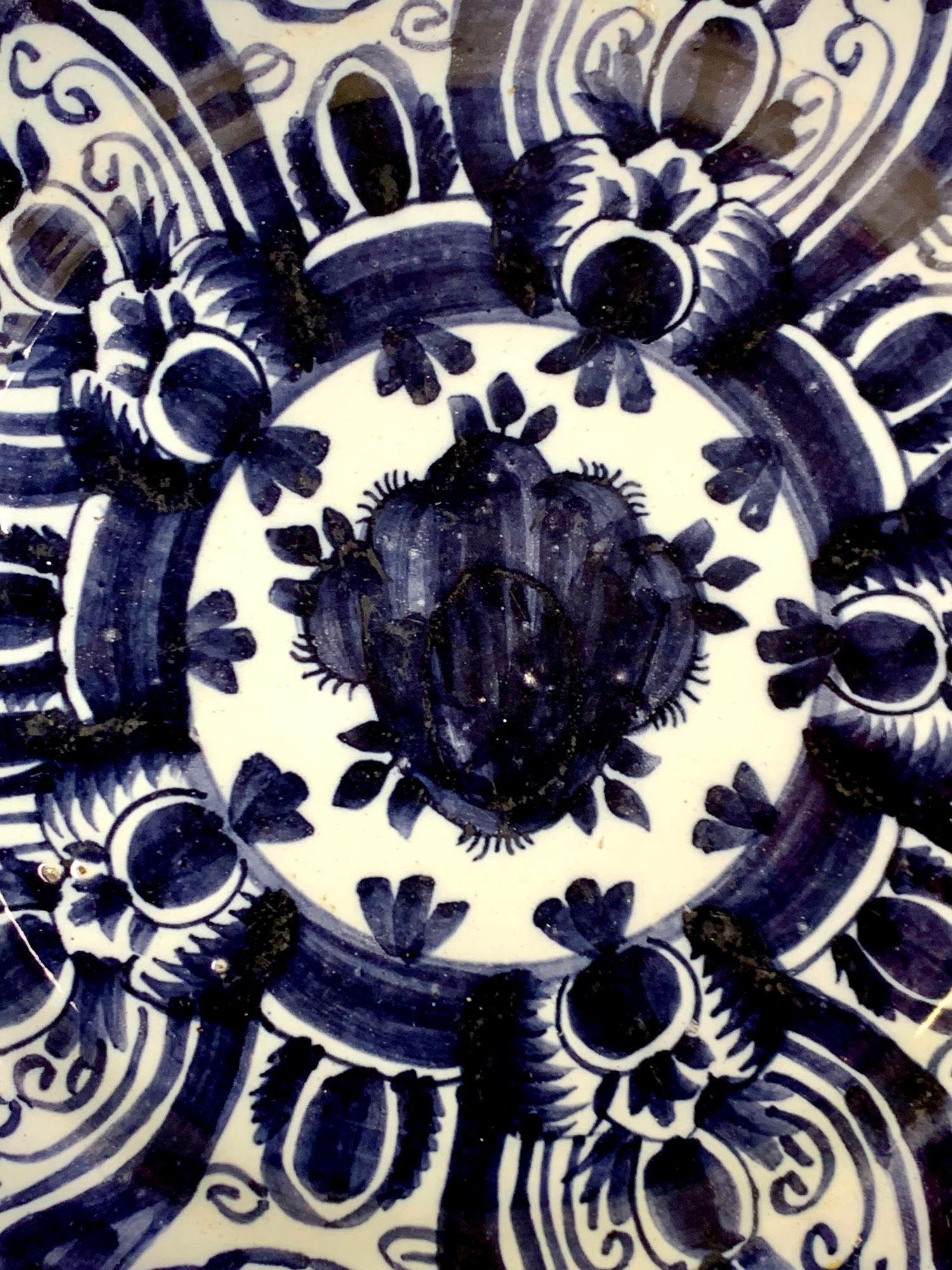 Rococo Assiette de présentation ancienne de Delft bleu et blanc 18ème siècle Pays-Bas vers 1770 en vente