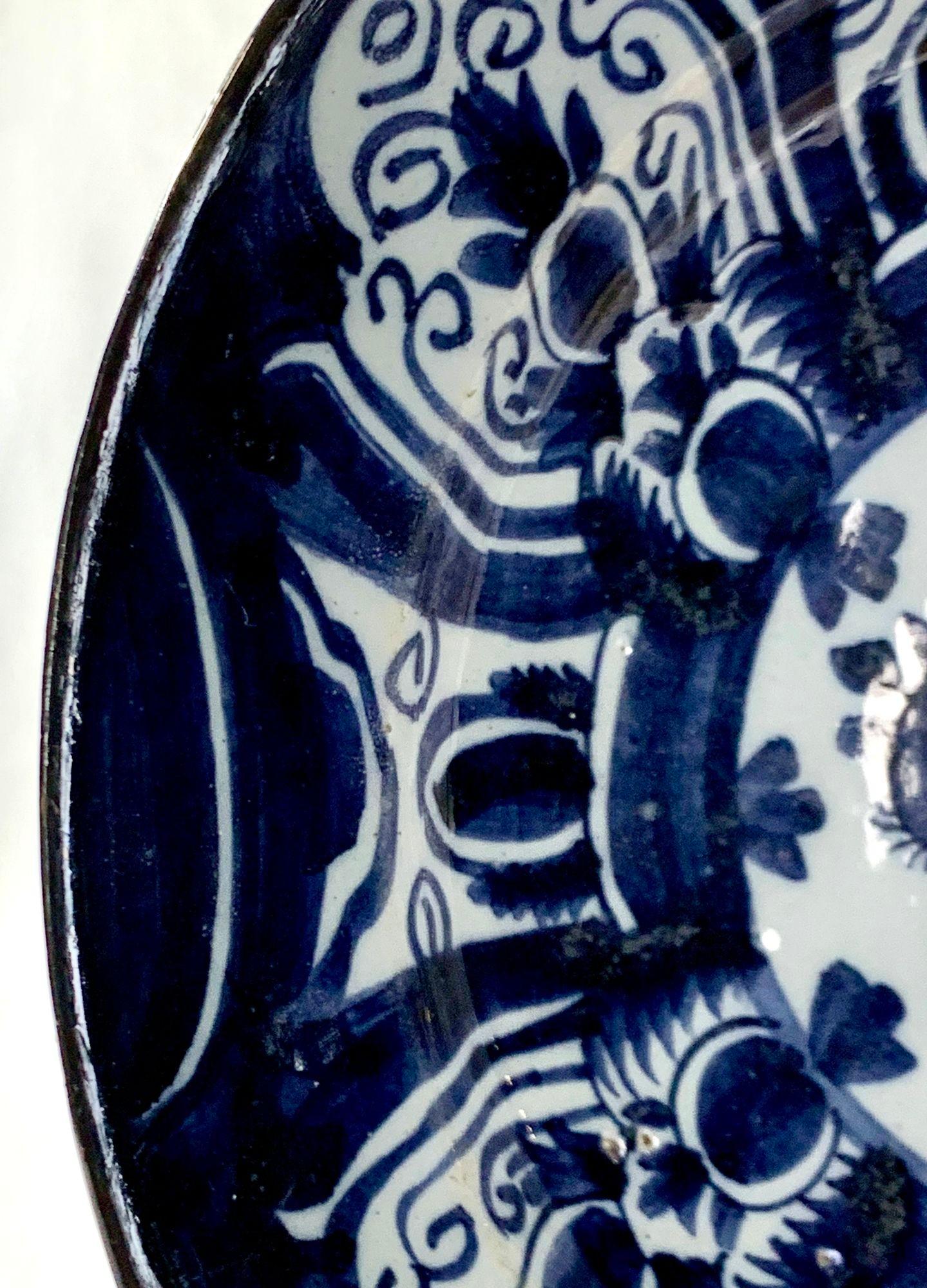 Peint à la main Assiette de présentation ancienne de Delft bleu et blanc 18ème siècle Pays-Bas vers 1770 en vente