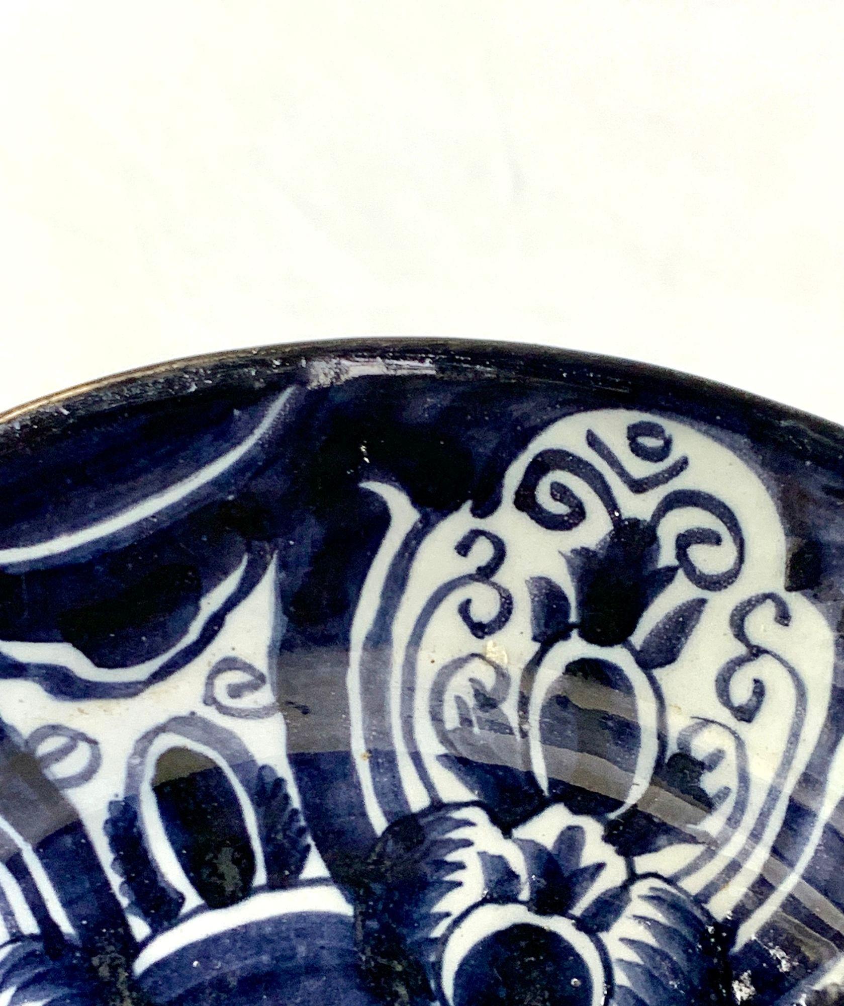 Assiette de présentation ancienne de Delft bleu et blanc 18ème siècle Pays-Bas vers 1770 Excellent état - En vente à Katonah, NY