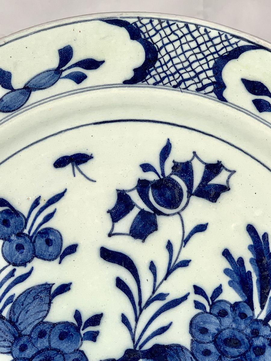 Blue and White Delft Charger Hand Painted Mid-18th Century, Circa 1765 For Sale 4