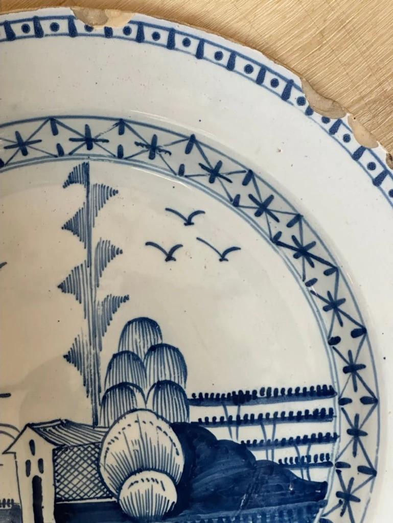 Blue and White Delft Charger, London In Good Condition For Sale In Charlottesville, VA