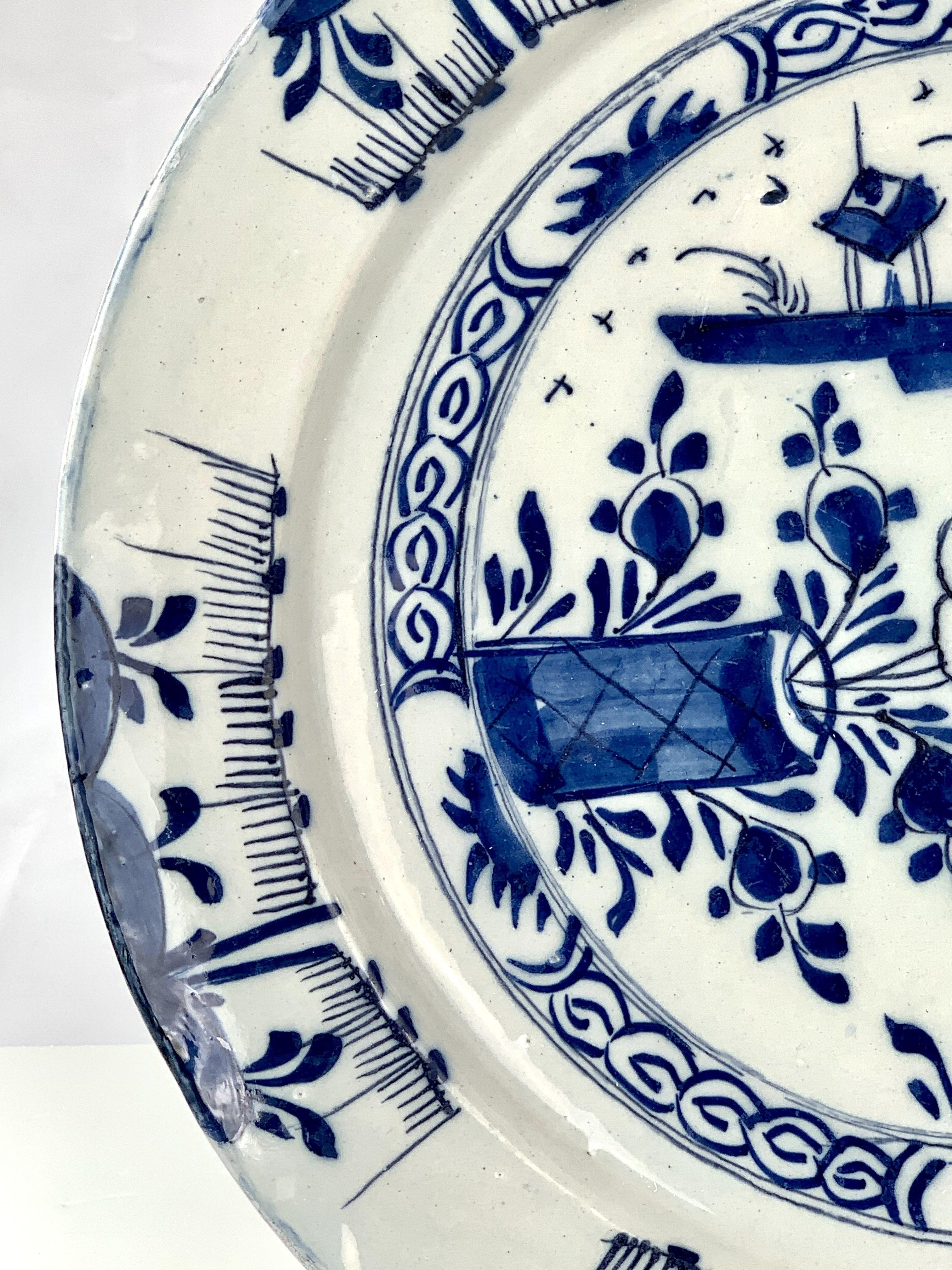 XVIIIe siècle et antérieur Assiette de présentation en faïence de Delft bleue et blanche fabriquée aux Pays-Bas vers 1770 Décoration chinoiseries en vente