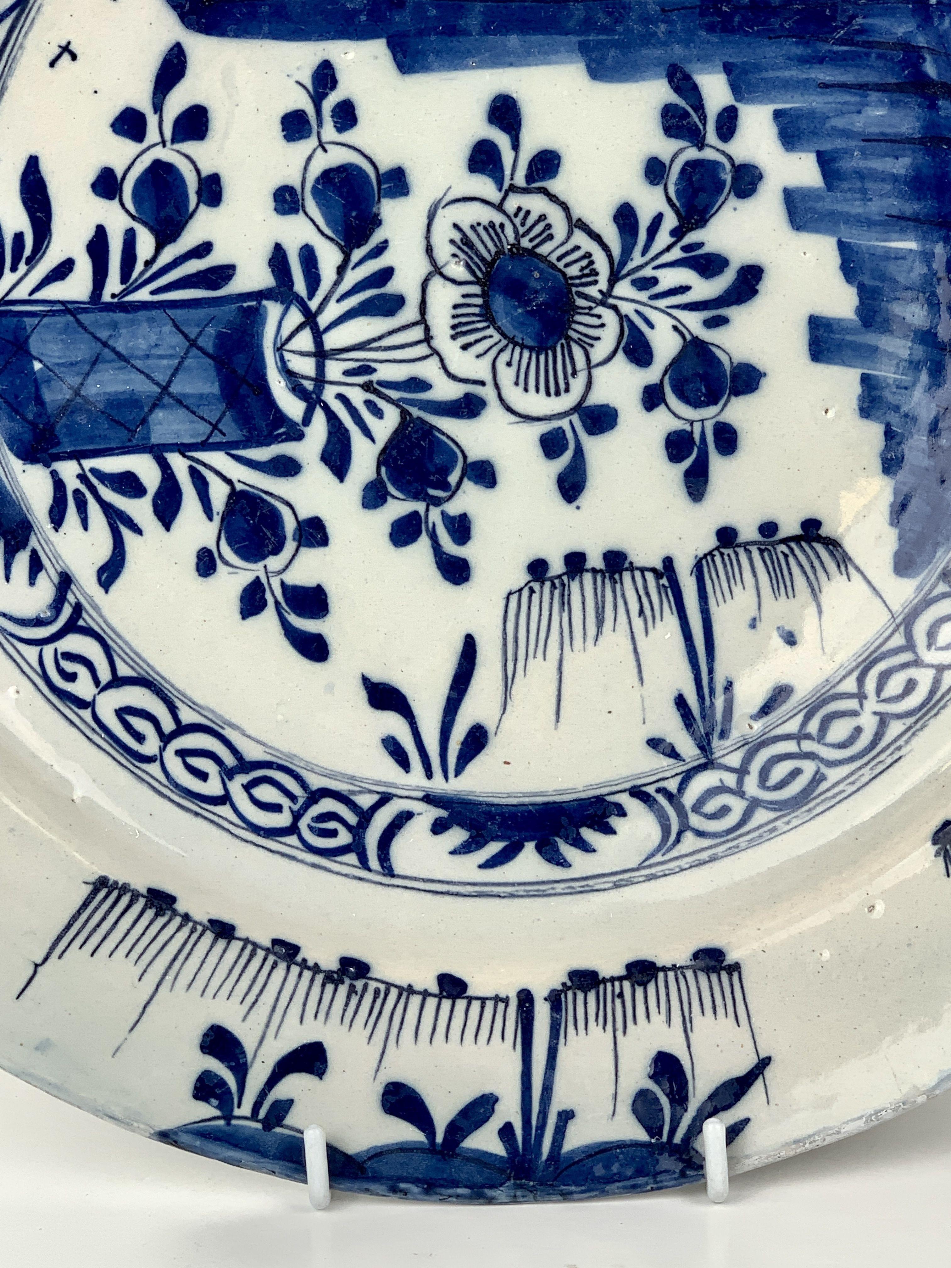 Blauer und weißer Delfter Teller, hergestellt in den Niederlanden, um 1770, Chinoiserie-Dekor im Angebot 1