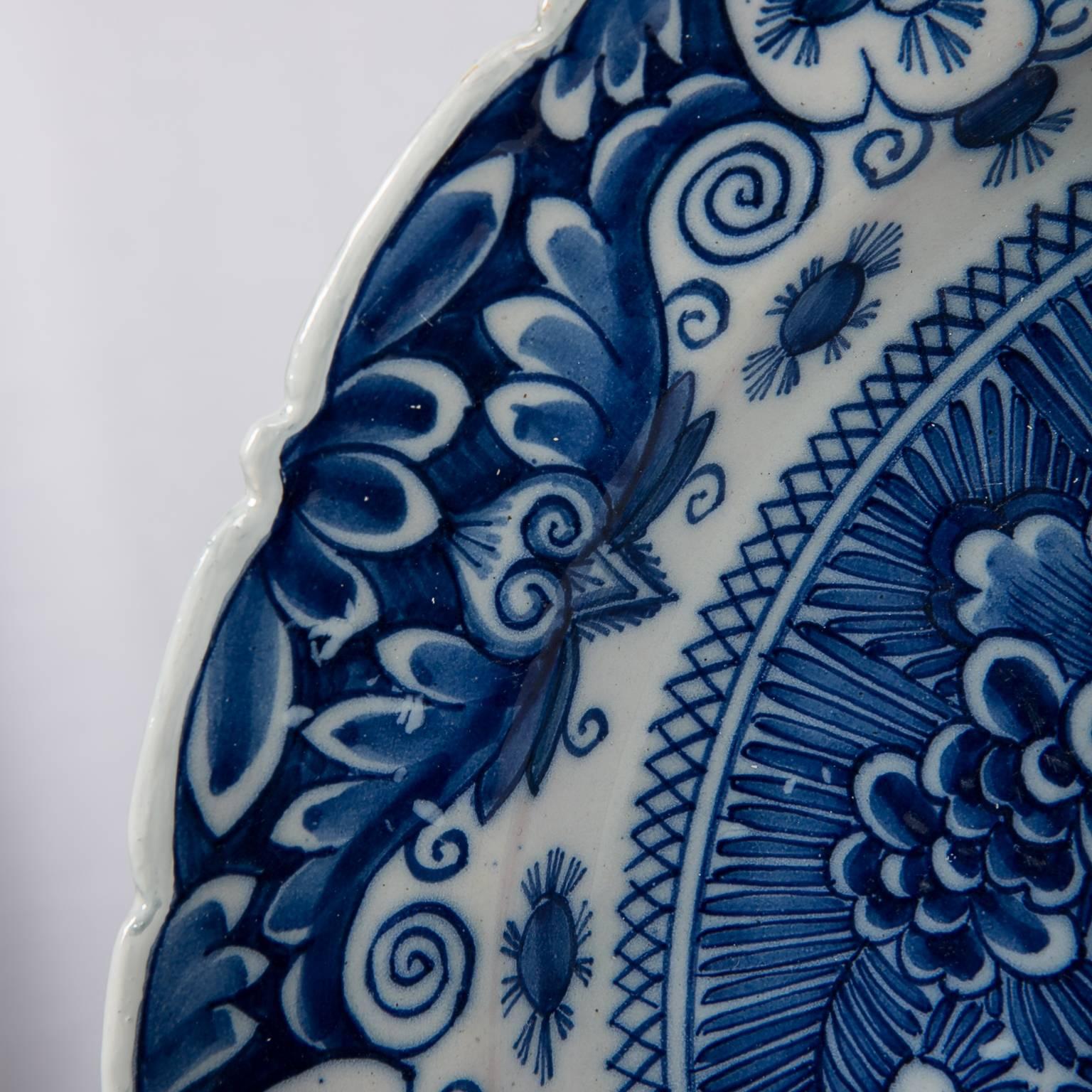 Fin du XVIIIe siècle Chargeurs bleus et blancs de Delft à motif Theeboom réalisés par 