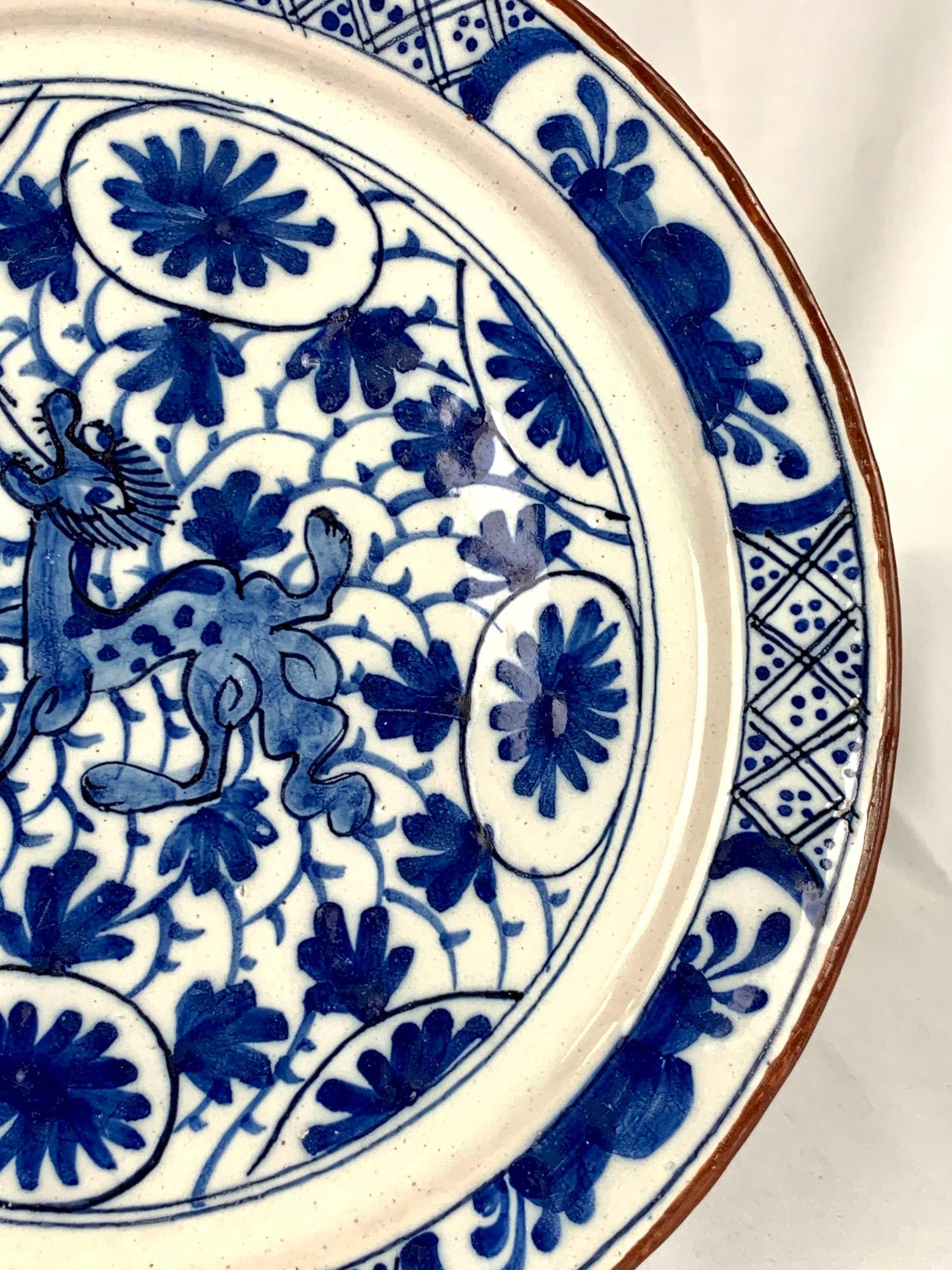 Blaue und weiße Delft Schale oder Teller Hand gemalt mit Drachen Niederlande C-1780 im Zustand „Hervorragend“ im Angebot in Katonah, NY