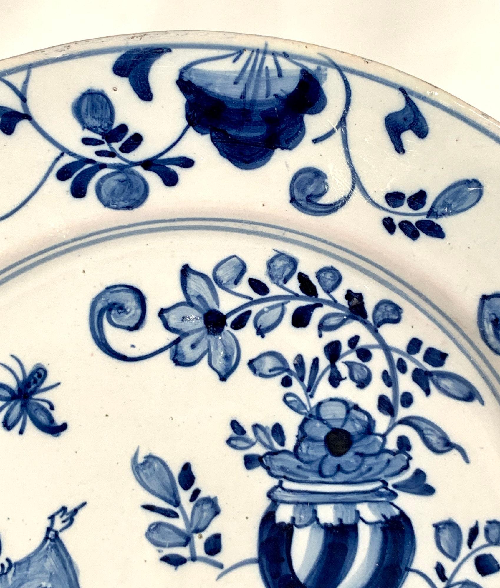 Blue and White Delft Dish Mid-18th Century Hand Painted Chinoiserie Circa 1760 In Excellent Condition For Sale In Katonah, NY