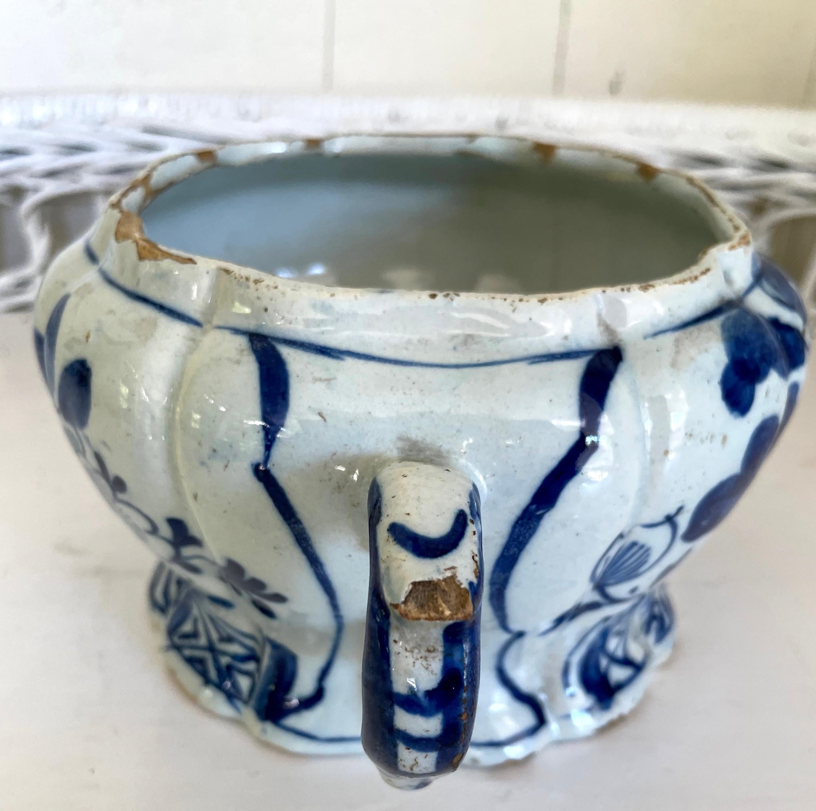 Blue and White Delft Handled Chinoiserie Vase In Good Condition For Sale In New York, NY