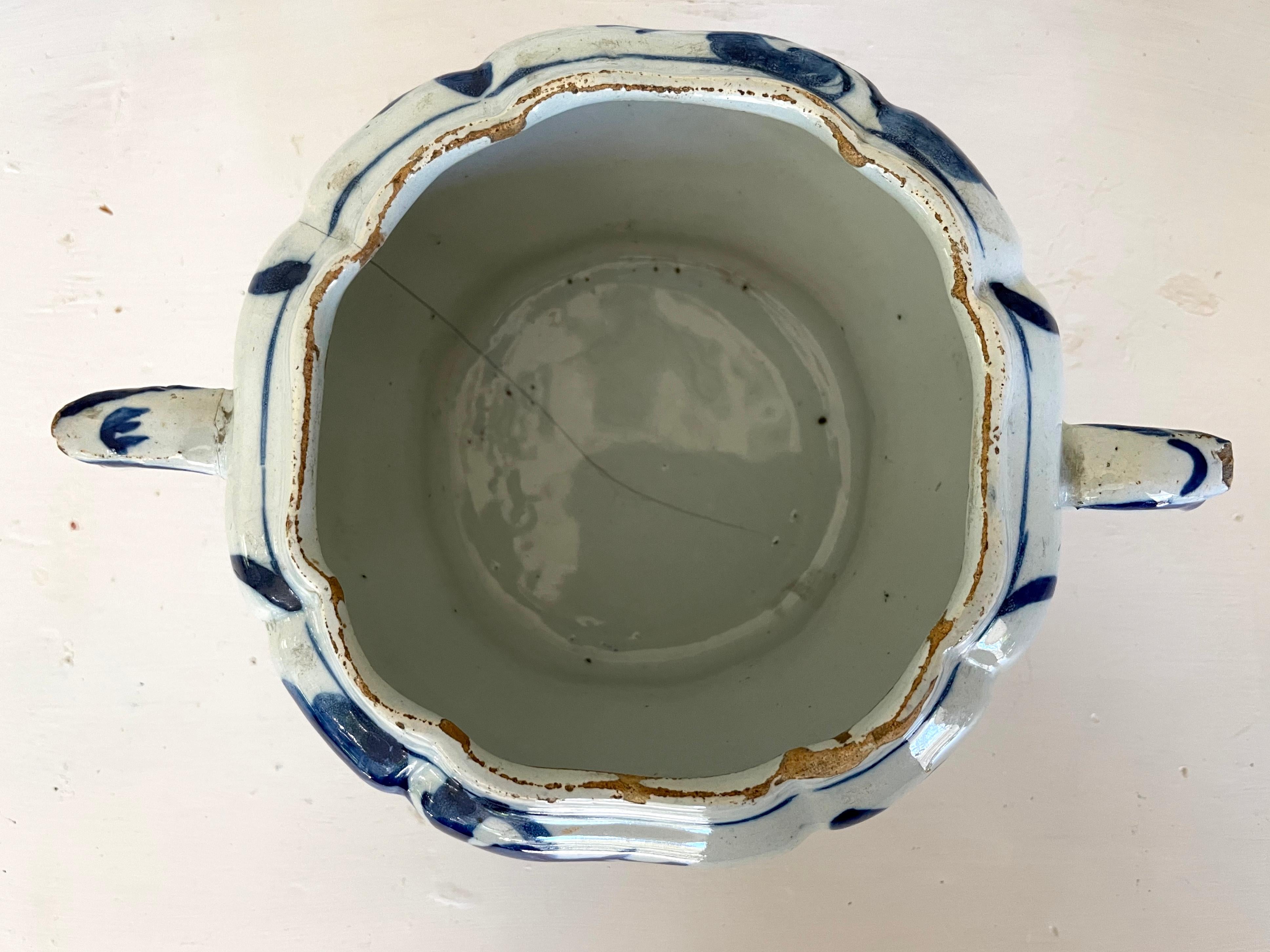 XVIIIe siècle Vase chinoiserie de Delft bleu et blanc en vente