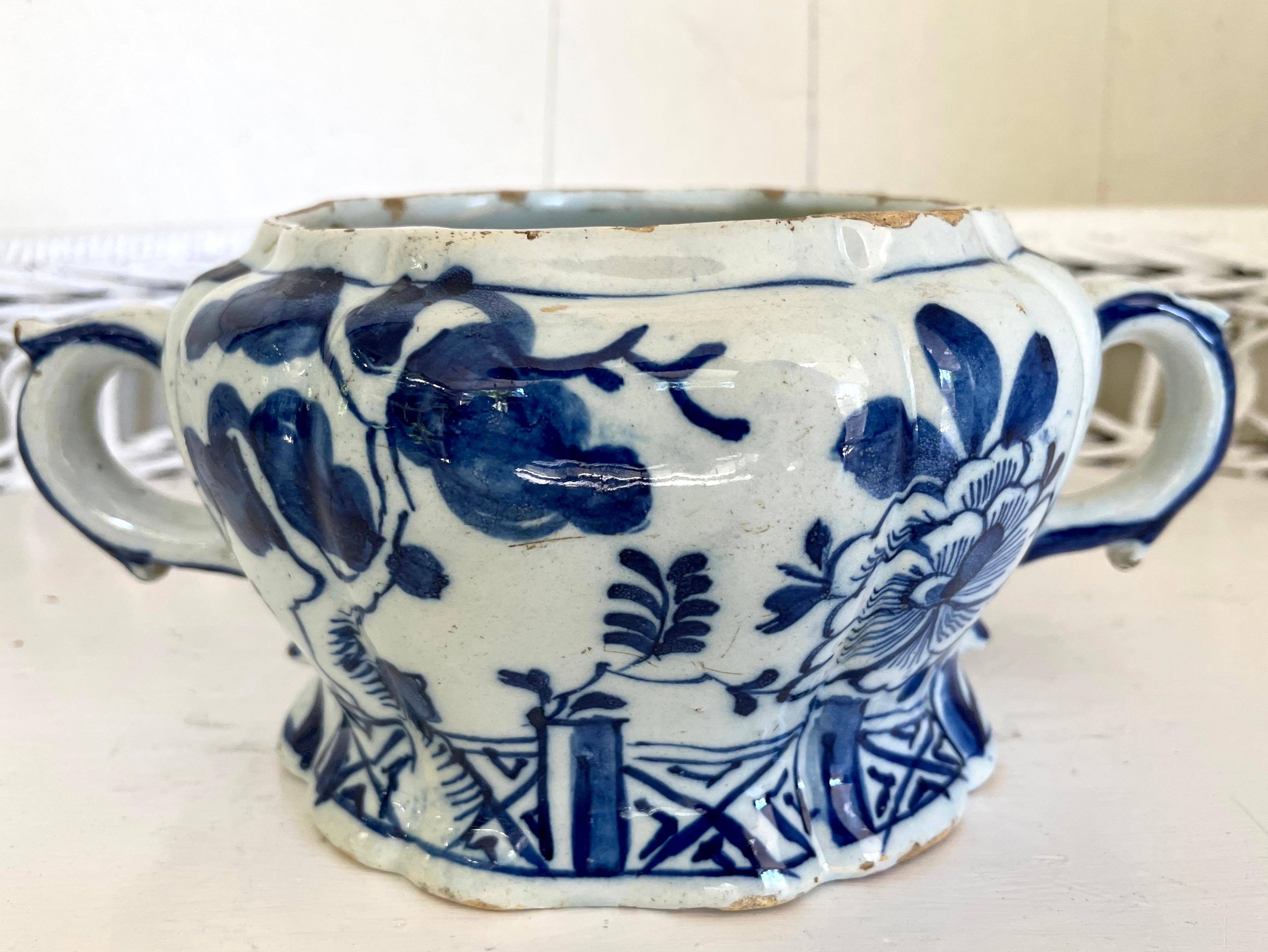 Vase chinoiserie de Delft bleu et blanc en vente 1