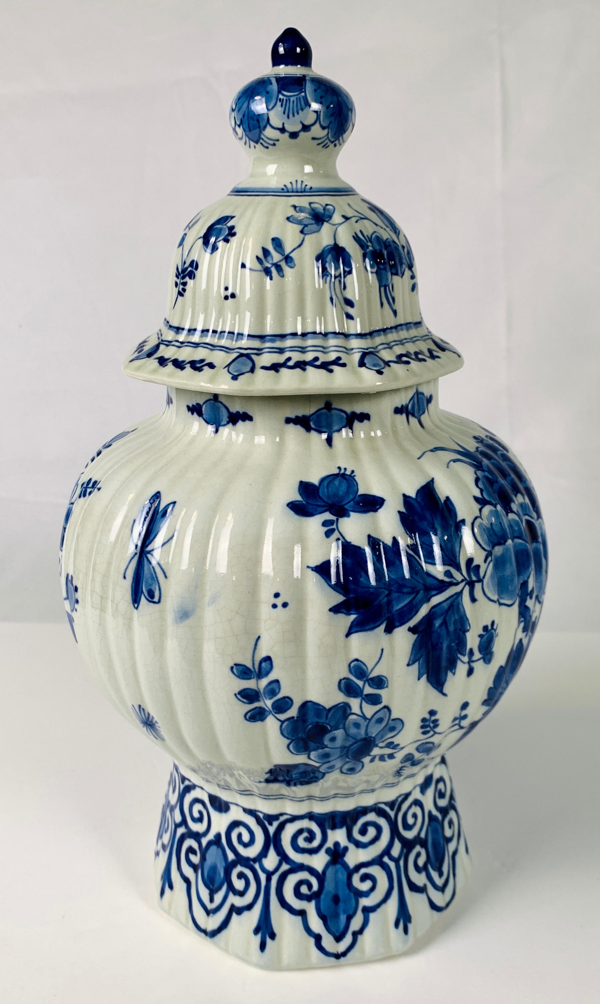 Blue and White Delft Jar Hand-Painted in The Netherlands Mid 20th Century In Excellent Condition For Sale In Katonah, NY