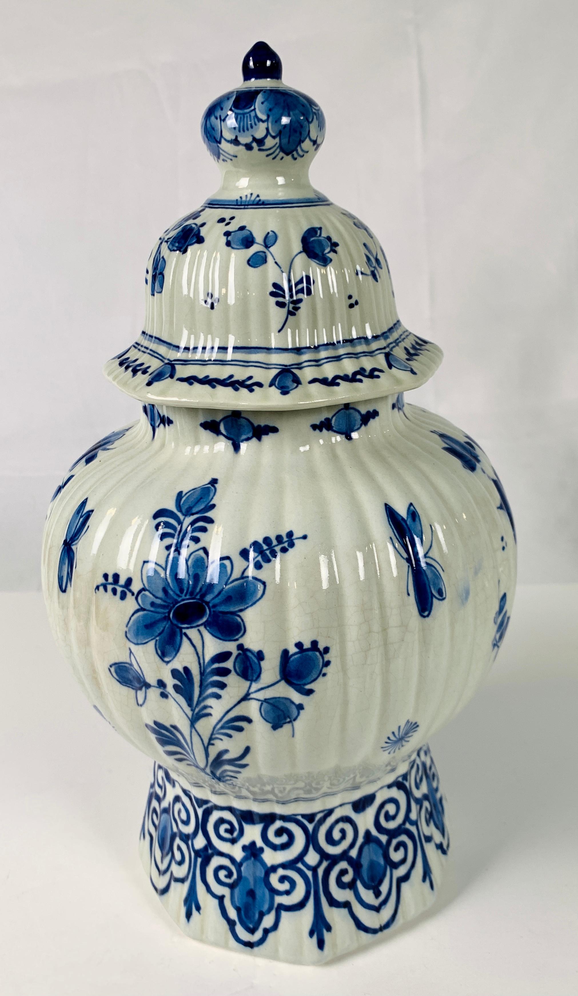 Blue and White Delft Jar Hand-Painted in The Netherlands Mid 20th Century For Sale 1