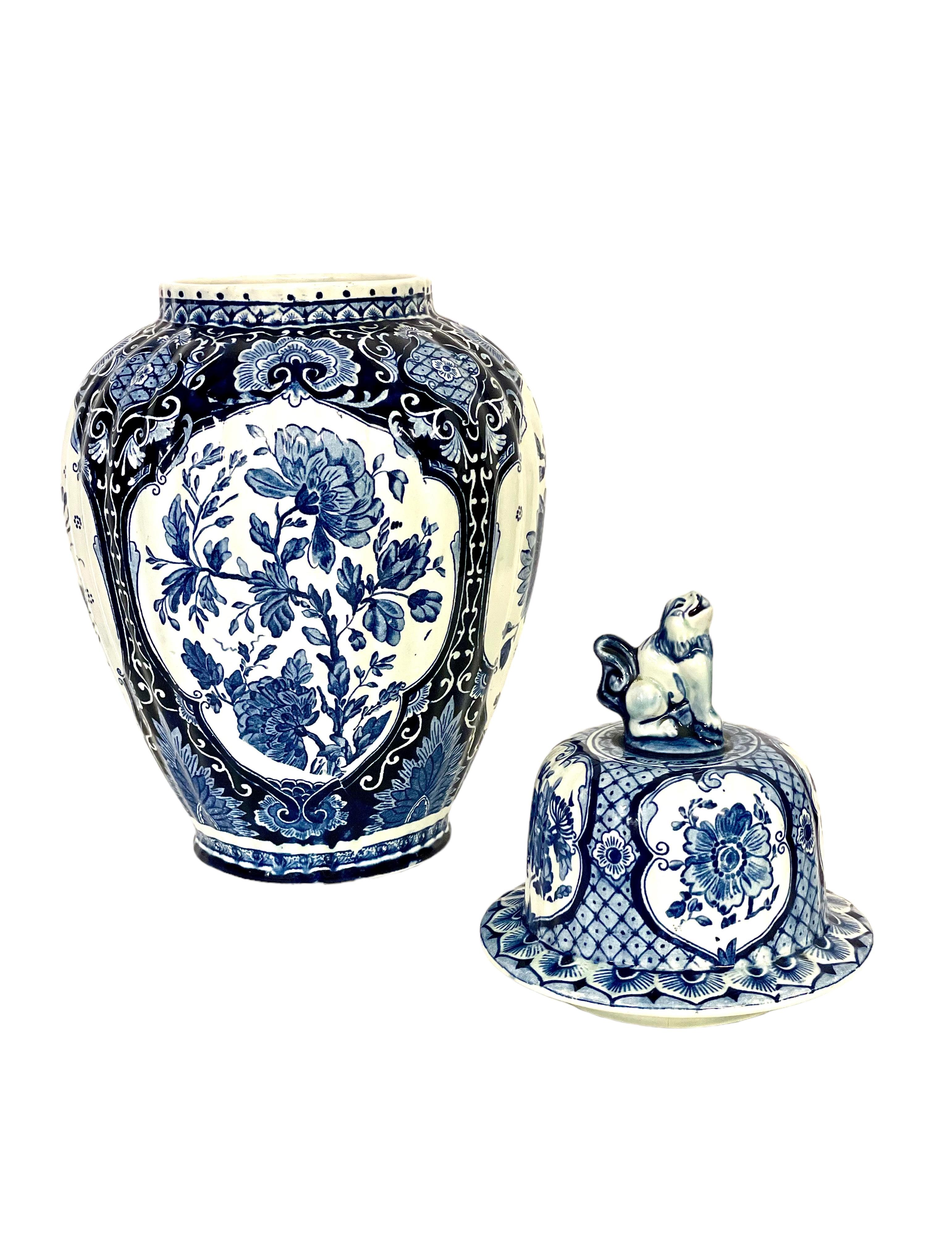 Eine große und hübsche Balustervase mit Deckel aus Delft, in der traditionellen blau-weißen Farbgebung dieses niederländischen Keramikherstellers. Die Vase stammt aus der zweiten Hälfte des 20. Jahrhunderts und trägt die Herstellermarke von Boch für