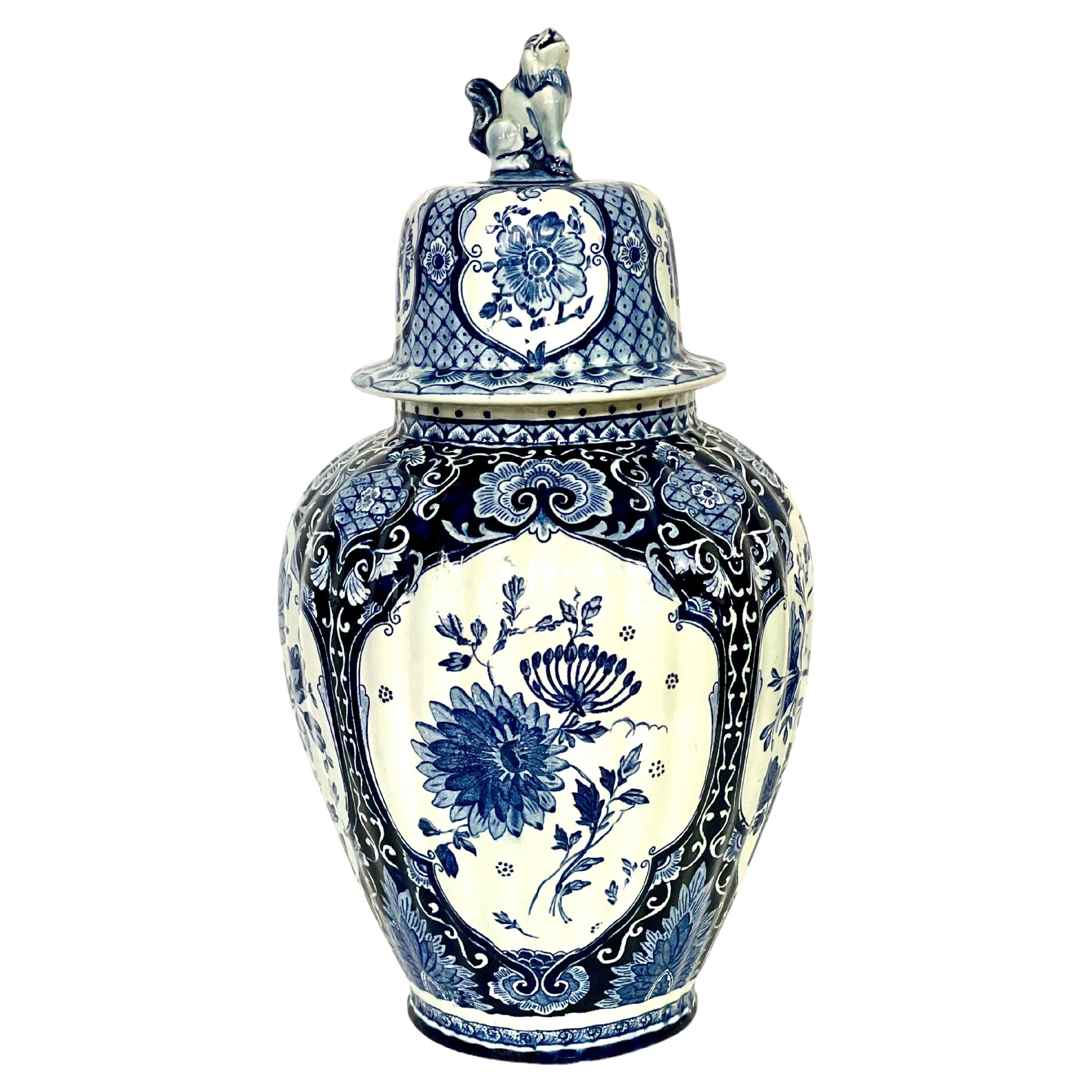 Vase à balustre à couvercle large, bleu et blanc, de Delft 