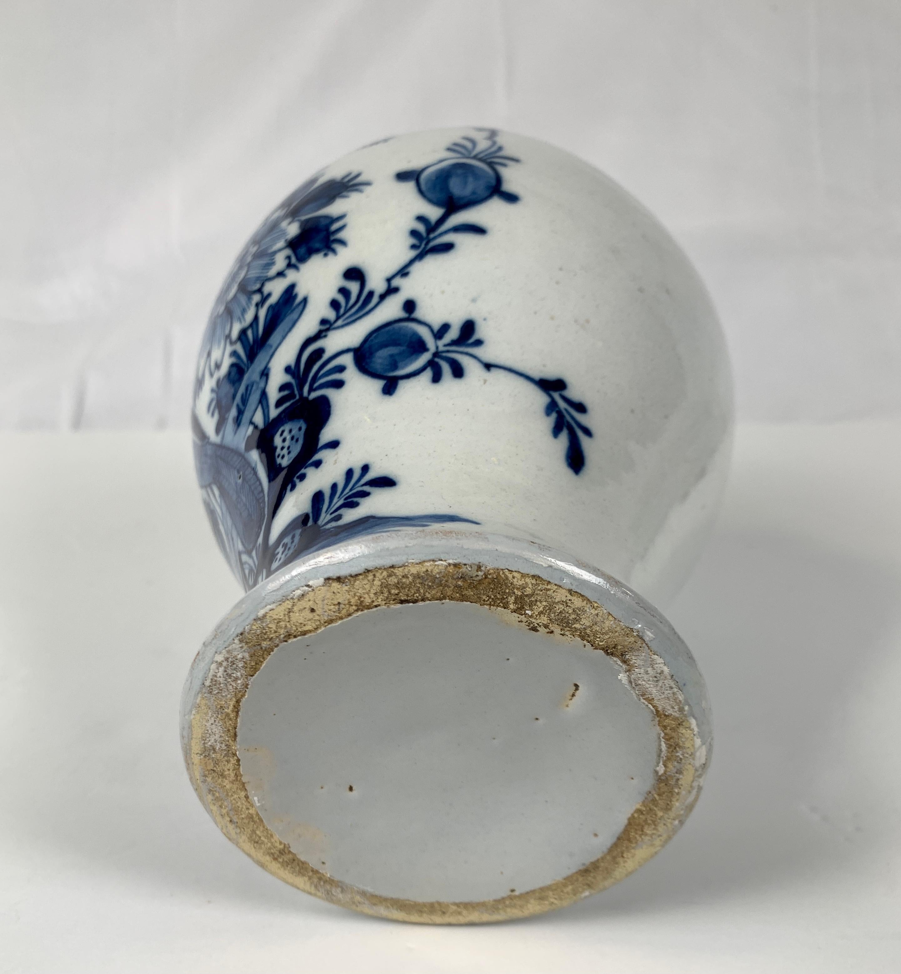 Faïence de Delft Pot de cheminée de Delft bleu et blanc peint à la main 18e siècle Pays-Bas vers 1780 en vente