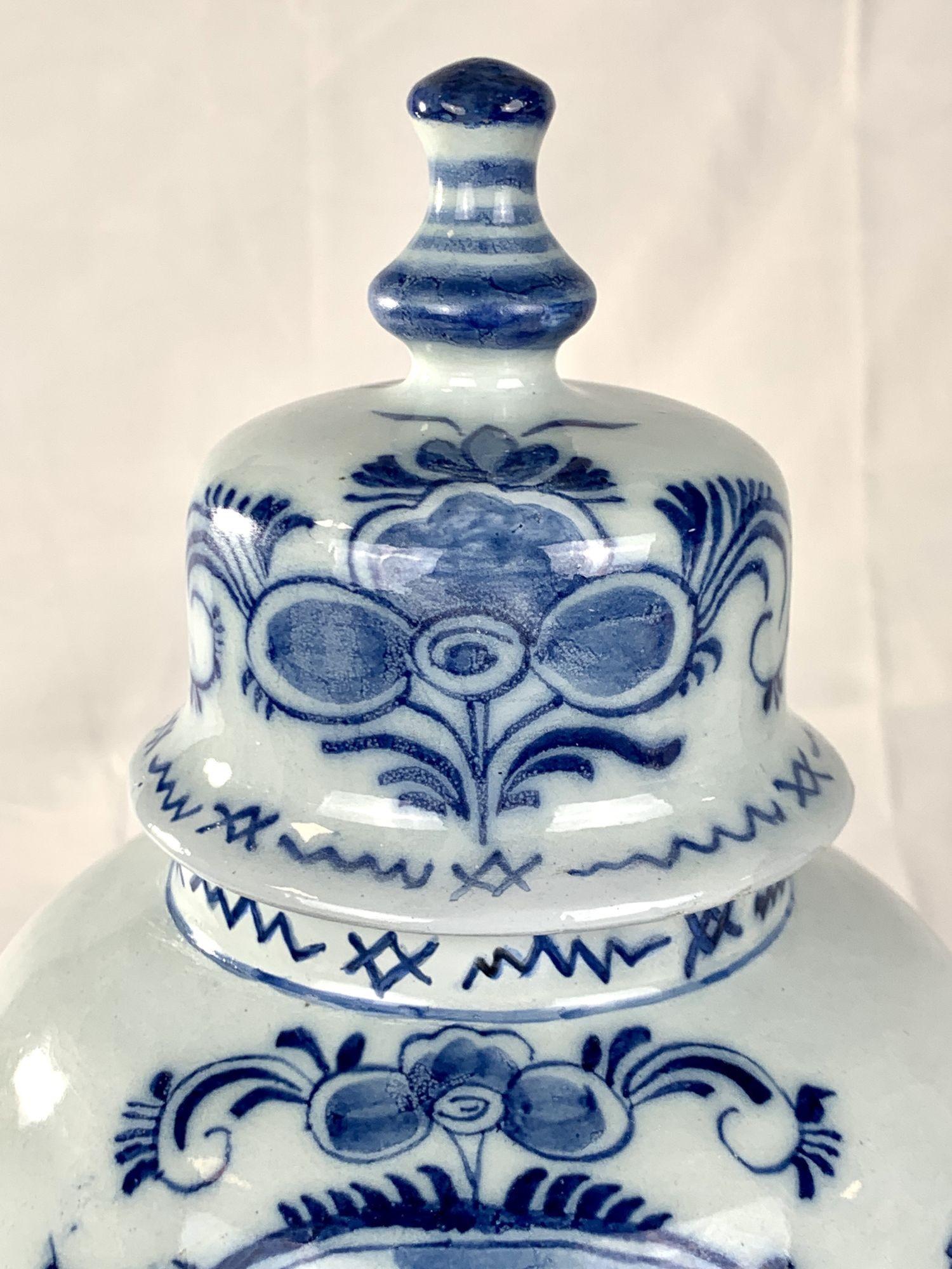 Pot de cheminée en faïence de Delft bleu et blanc Pays-Bas, vers 1780 Excellent état - En vente à Katonah, NY