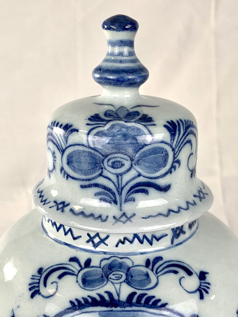 Blue and White Delft Mantle Jar Netherlands circa 1780 In Excellent Condition For Sale In Katonah, NY