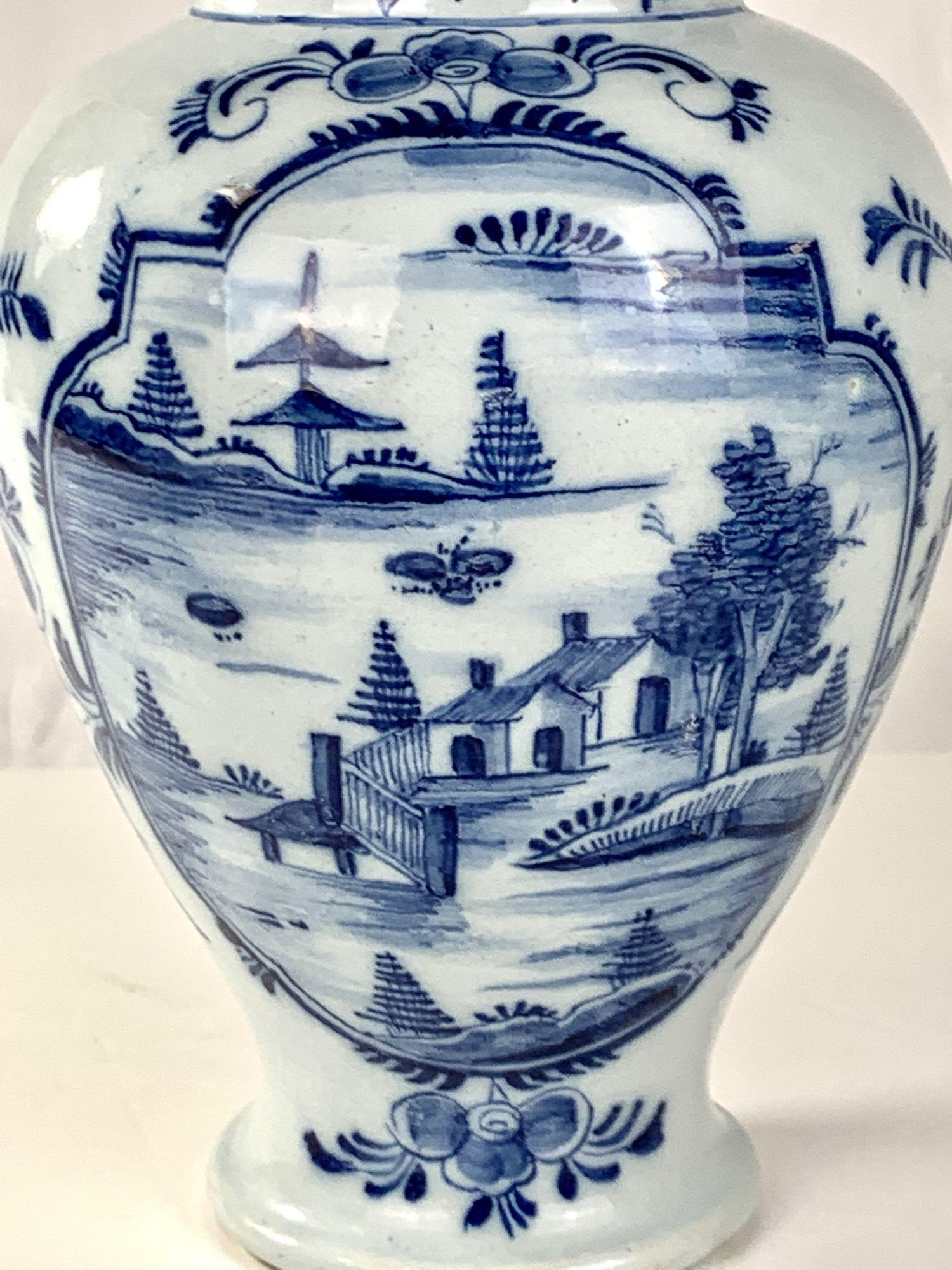 XVIIIe siècle Pot de cheminée en faïence de Delft bleu et blanc Pays-Bas, vers 1780 en vente