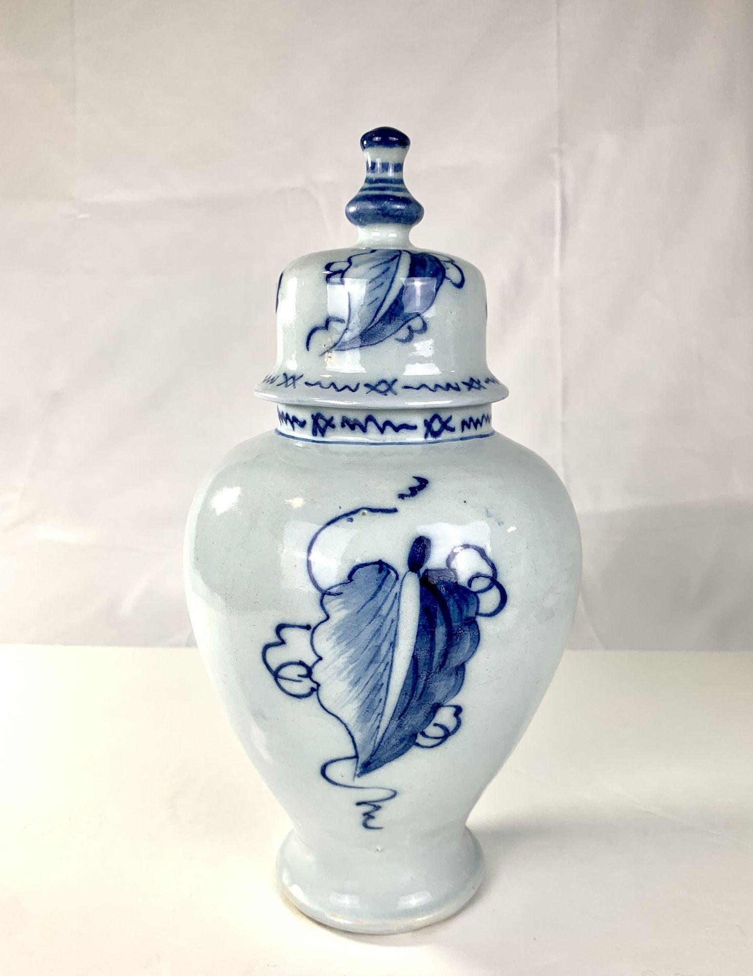 Pot de cheminée en faïence de Delft bleu et blanc Pays-Bas, vers 1780 en vente 1